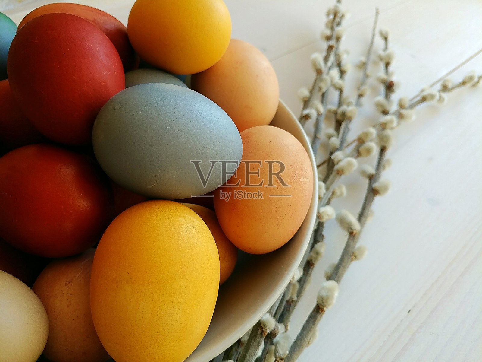 天然染色鸡蛋和餐具室的物品。复活节假期。照片摄影图片