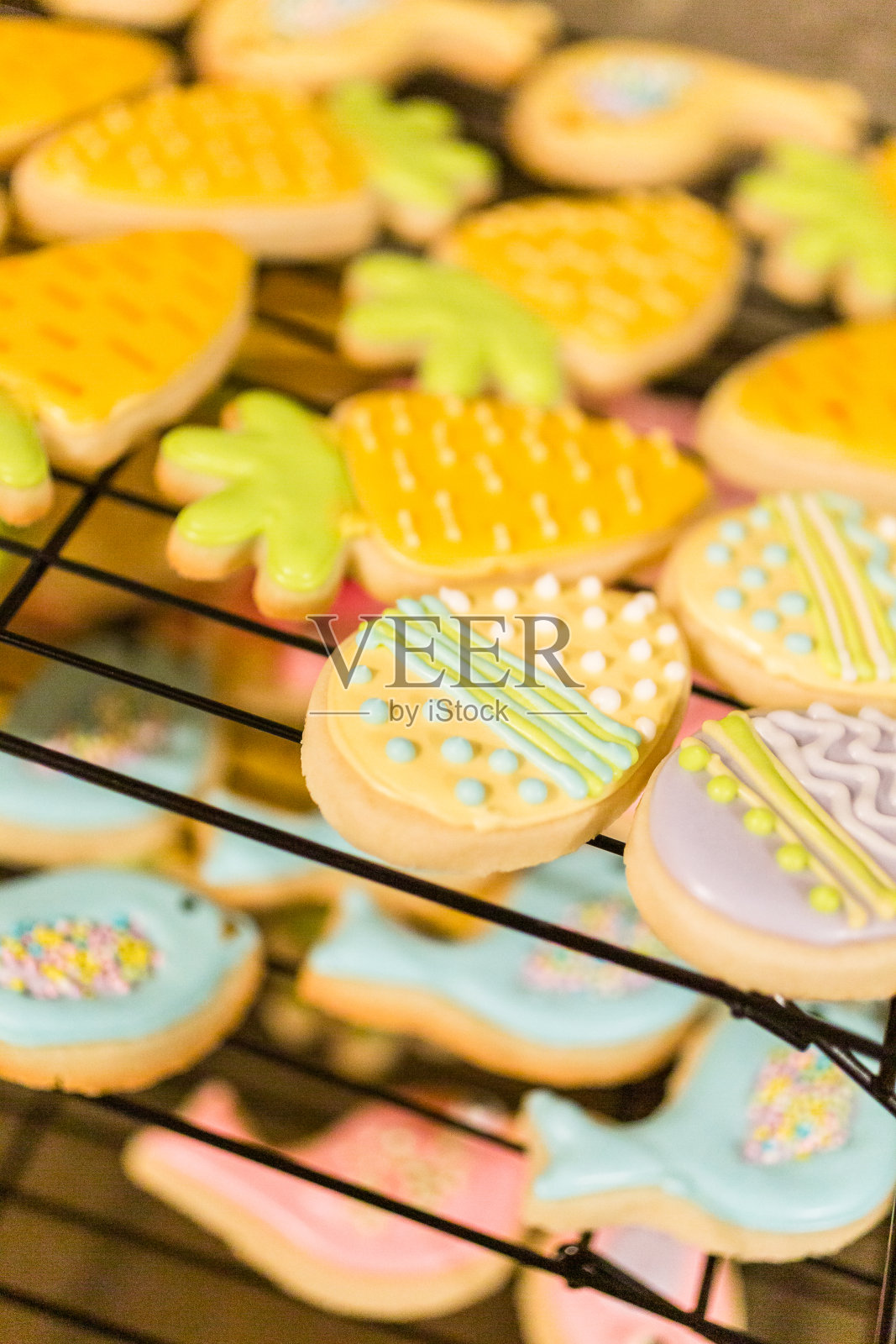复活节糖饼干装饰不同颜色的皇家糖霜。照片摄影图片