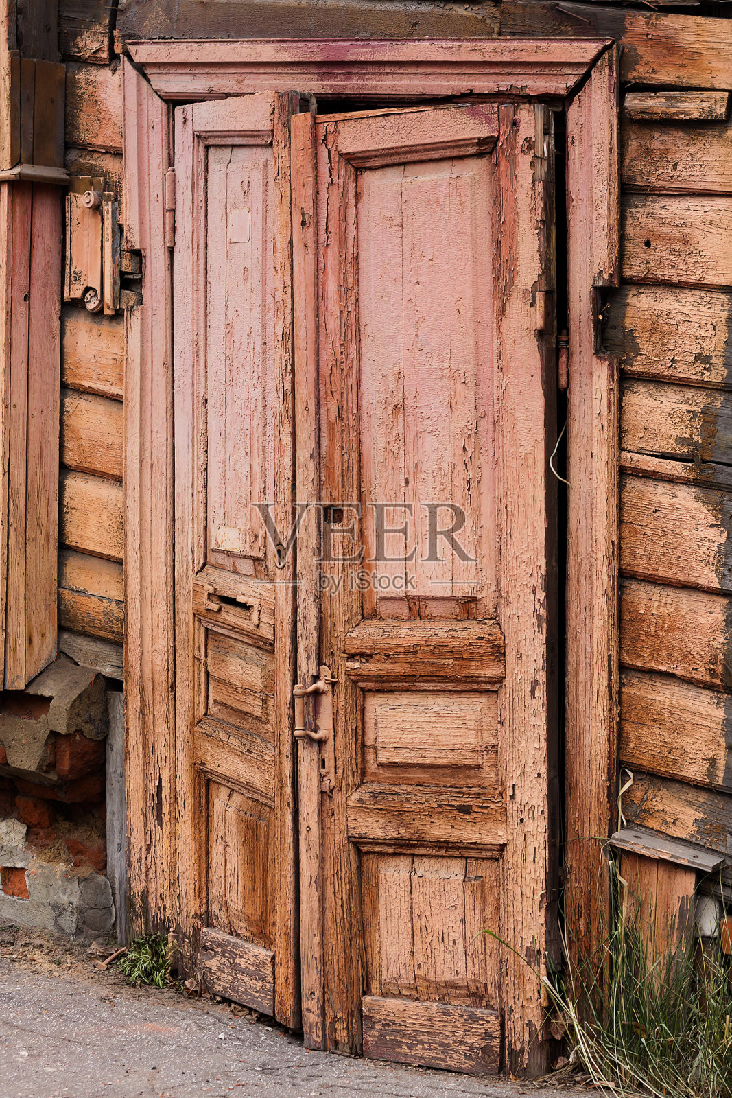 老式的木门。照片摄影图片