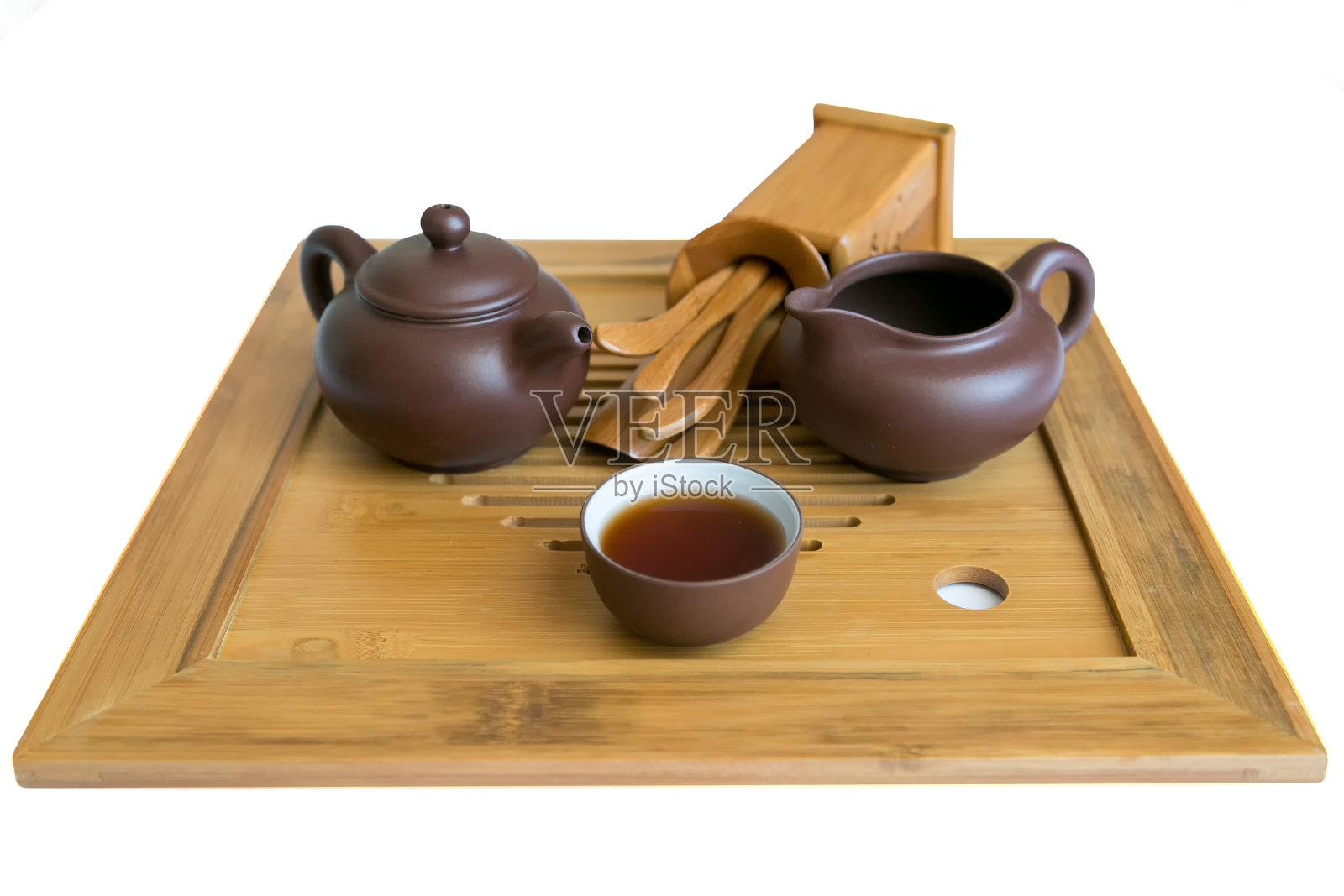 中国茶具放在一个木箱里，隔离。照片摄影图片