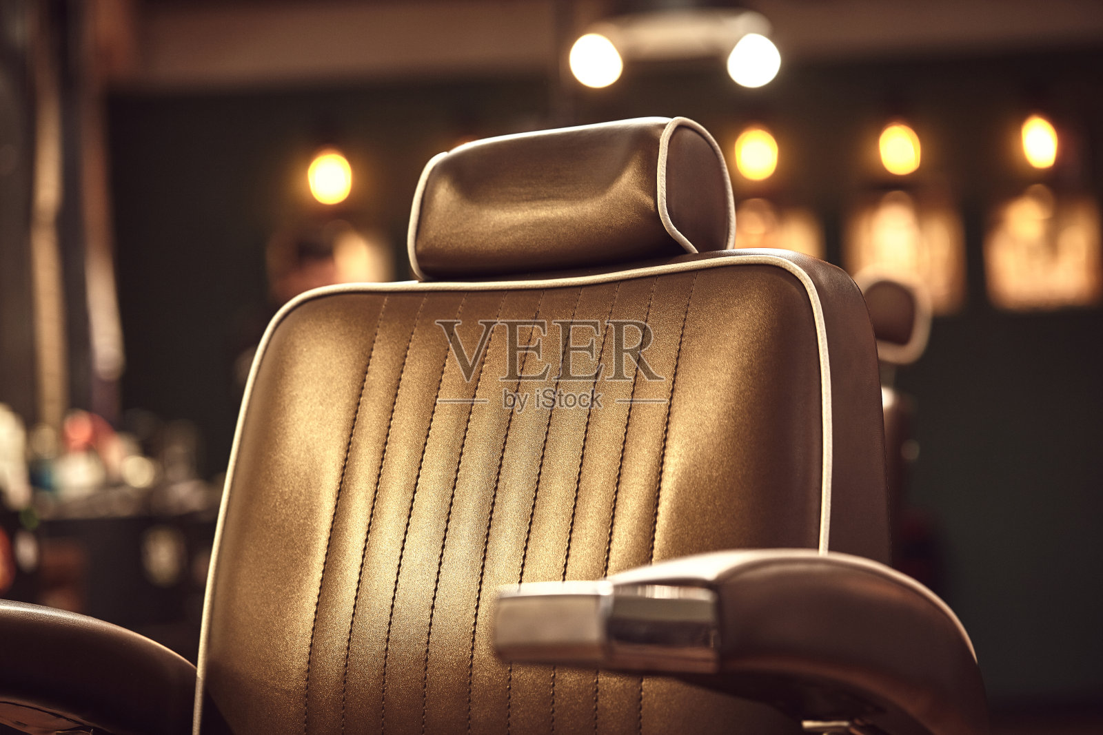 理发店里的棕色皮革椅子。阁楼风格照片摄影图片