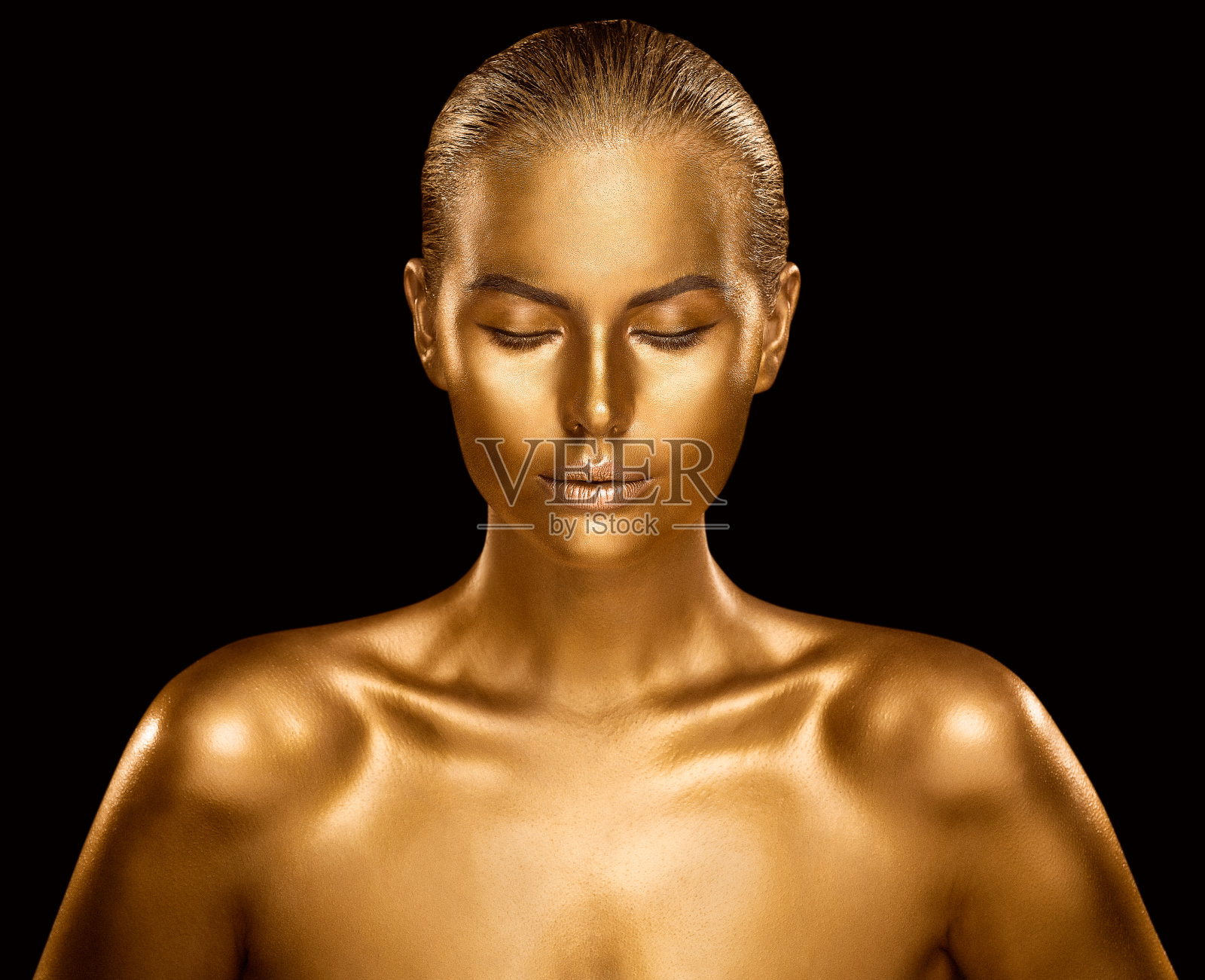 女人金色皮肤，时尚模特彩绘黄金身体艺术，美妆作为青铜金属照片摄影图片