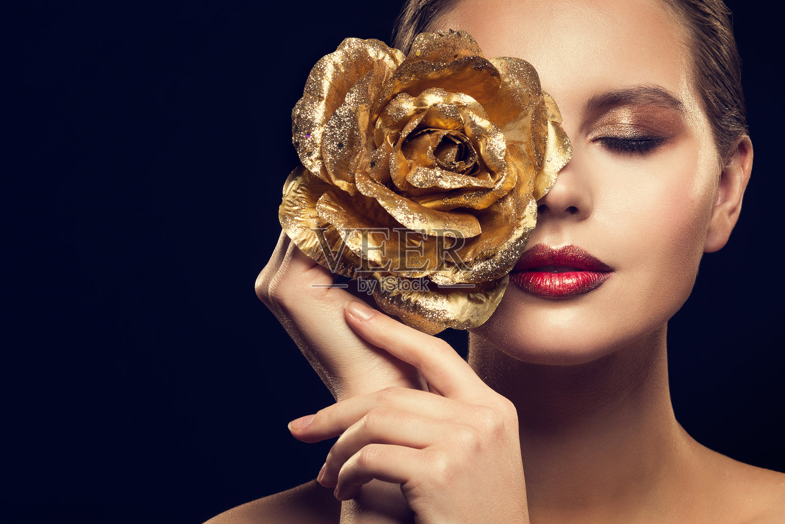 时尚模特美丽肖像与黄金玫瑰花，黄金女人豪华化妆玫瑰珠宝照片摄影图片