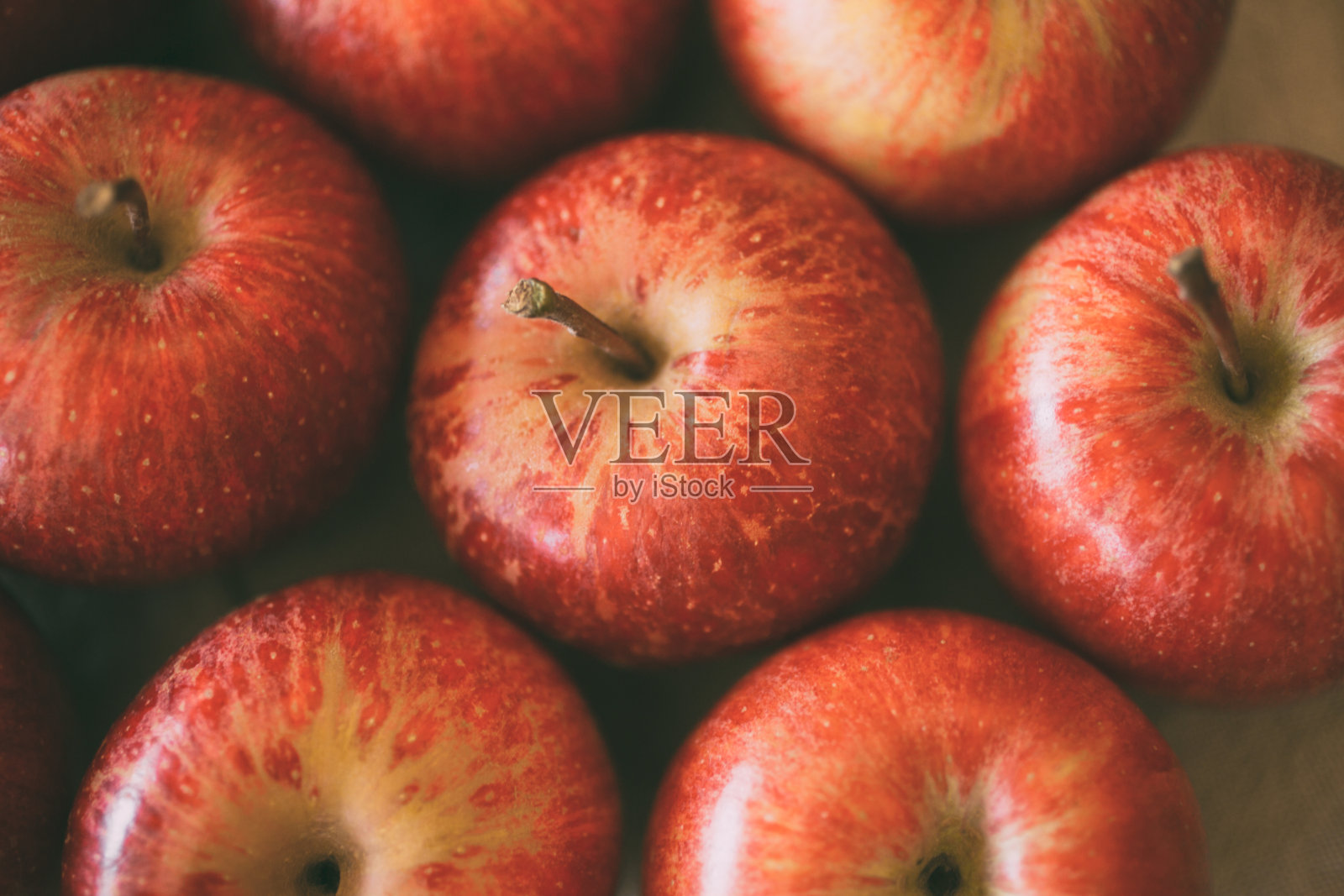 鲜红的苹果作为背景。近距离观看堆美味的苹果作为纹理和背景。照片摄影图片