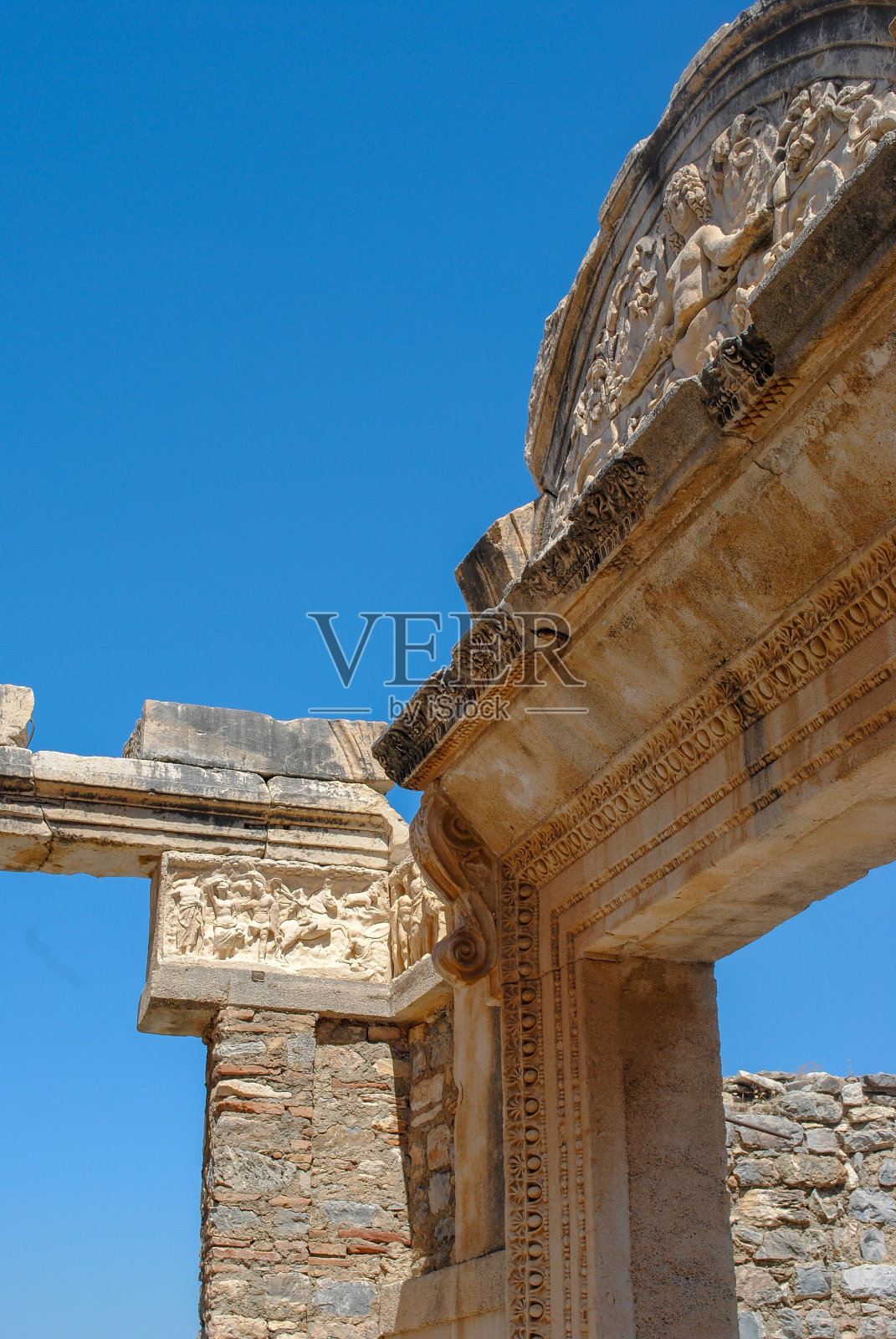 以弗所古城遗址，土耳其的古希腊古城，在一个美丽的夏日照片摄影图片