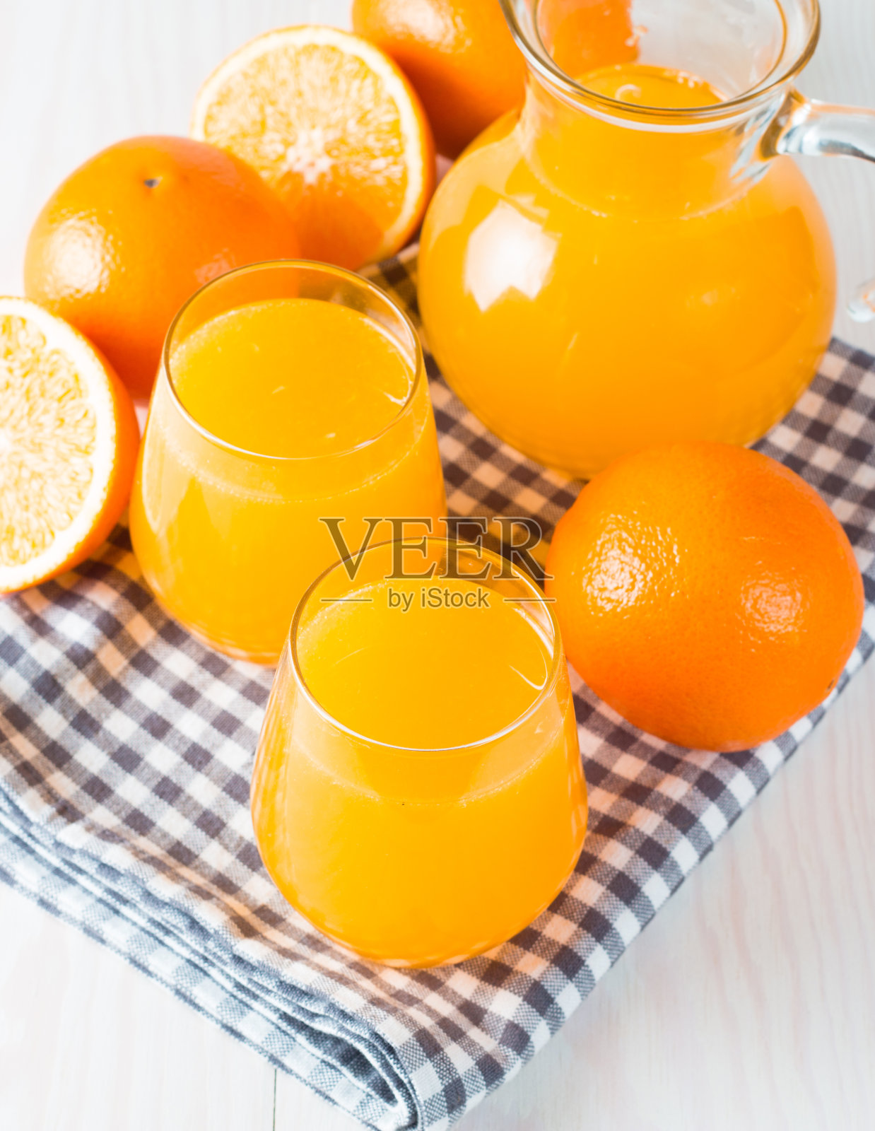 特写一杯橙汁与橙子水果在木制和石头的背景。维生素和矿物质。健康饮料与饮料概念。照片摄影图片