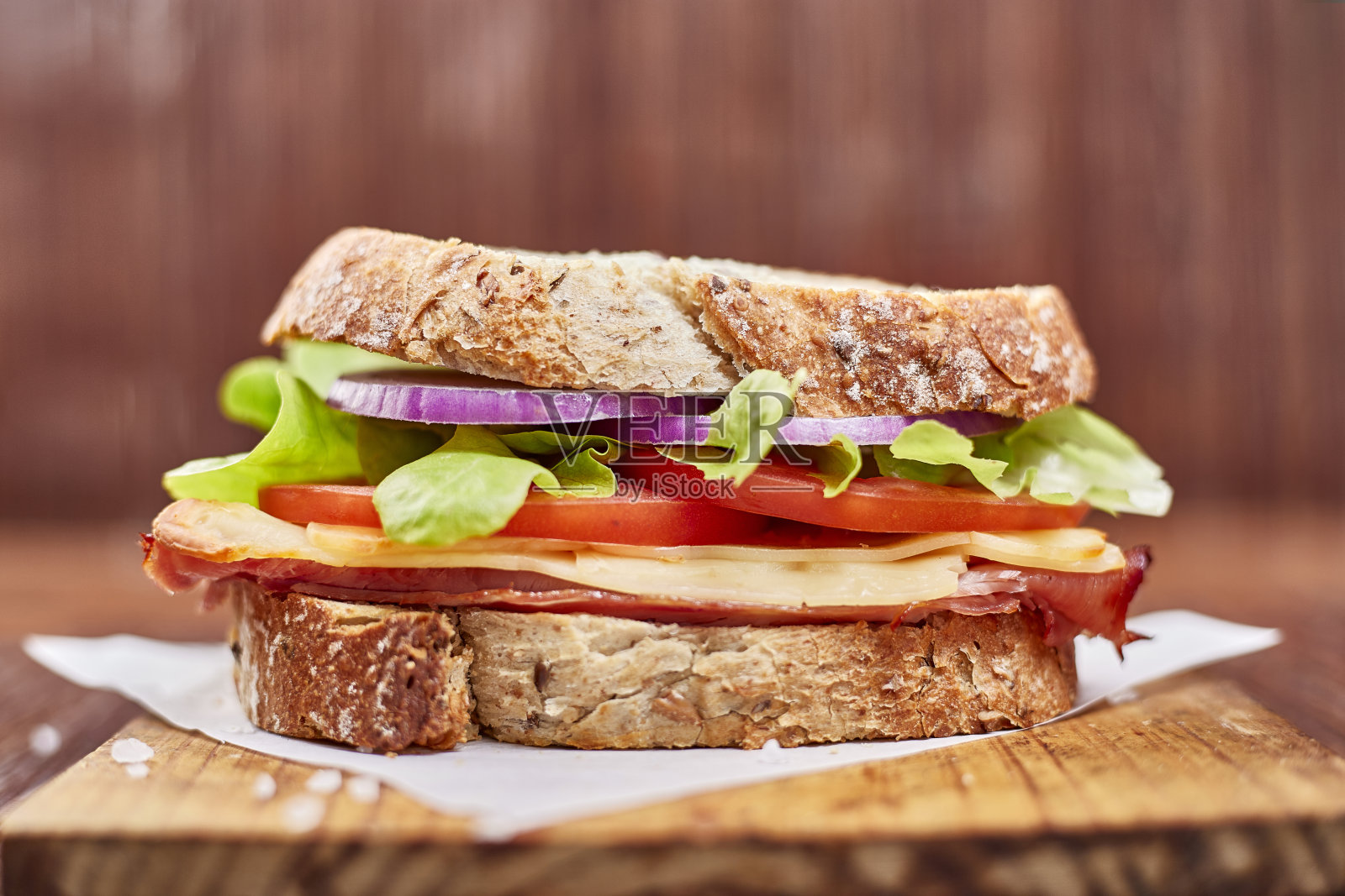 三明治配面包，火腿，番茄，生菜和洋葱照片摄影图片