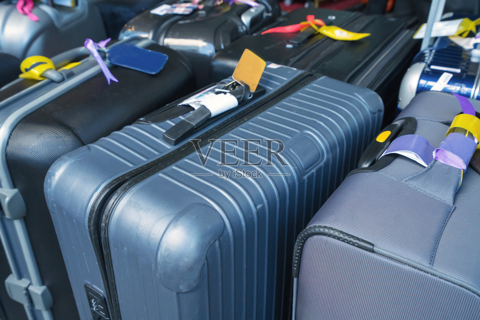 行李，包括大行李箱、帆布背包和旅行袋照片摄影图片