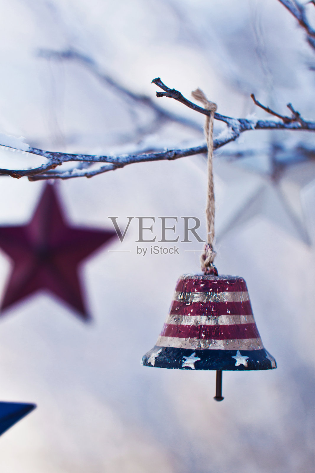爱国的乡村钟，装饰性的金属星星，近处，以散焦的雪为背景照片摄影图片