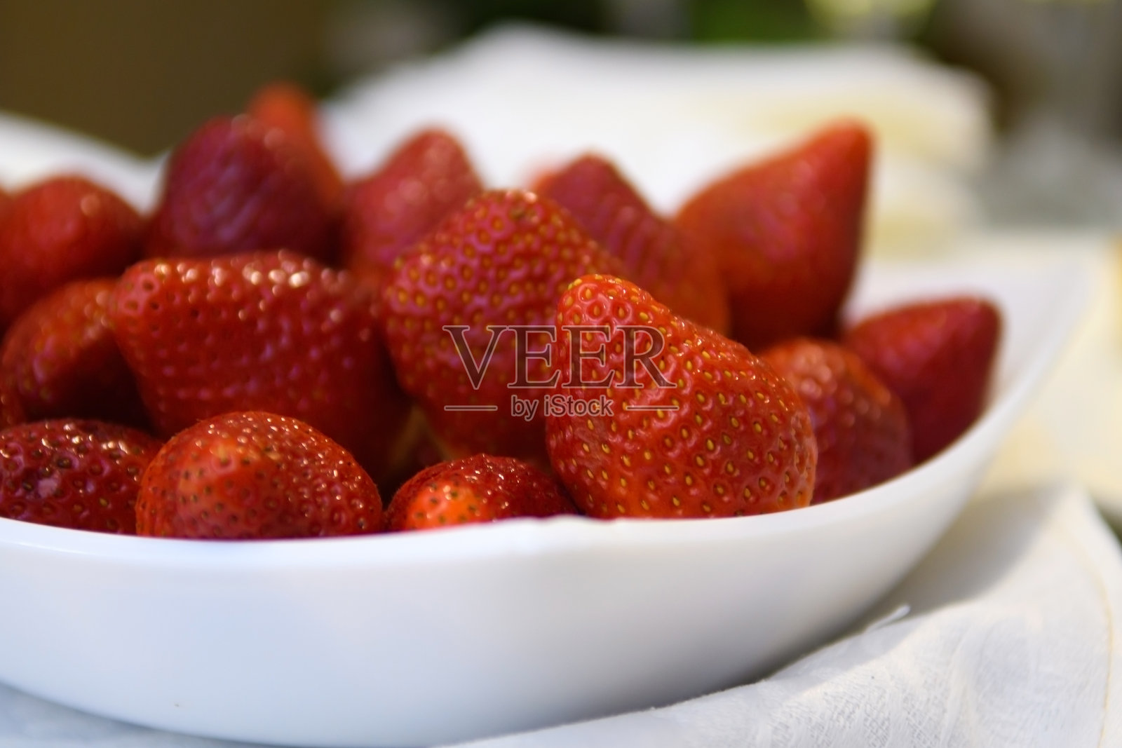 草莓在盘子里。照片摄影图片