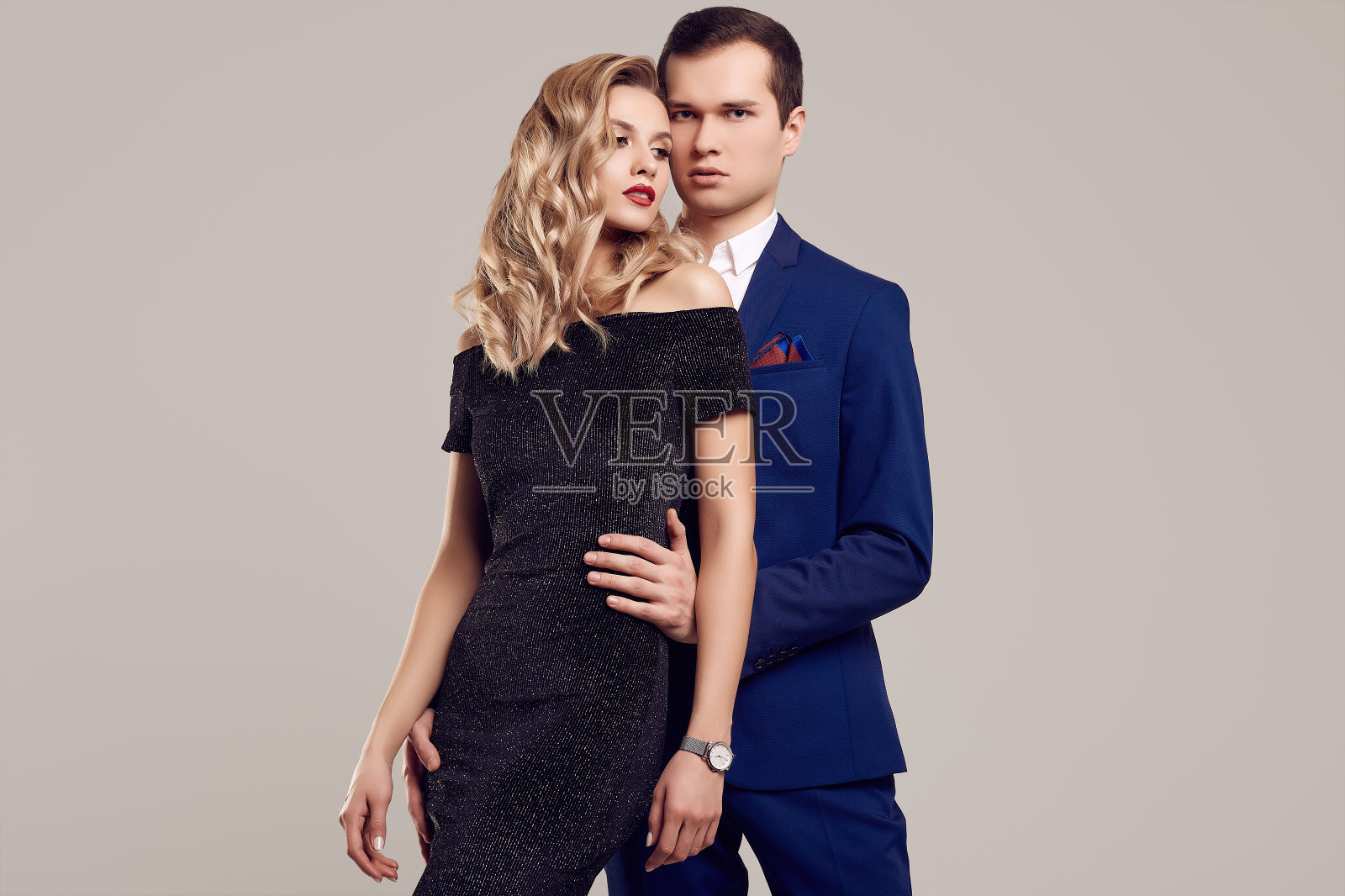 性感漂亮的年轻夫妇穿着正式的衣服照片摄影图片