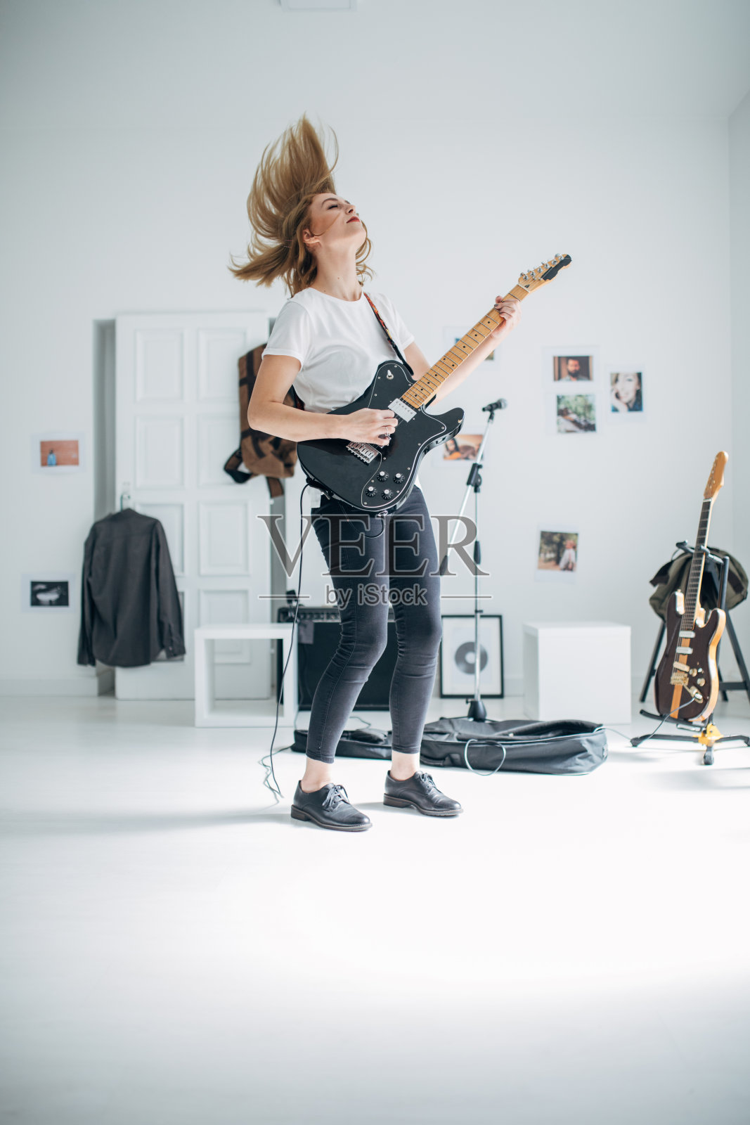 一个金发女人在音乐工作室里弹电吉他照片摄影图片