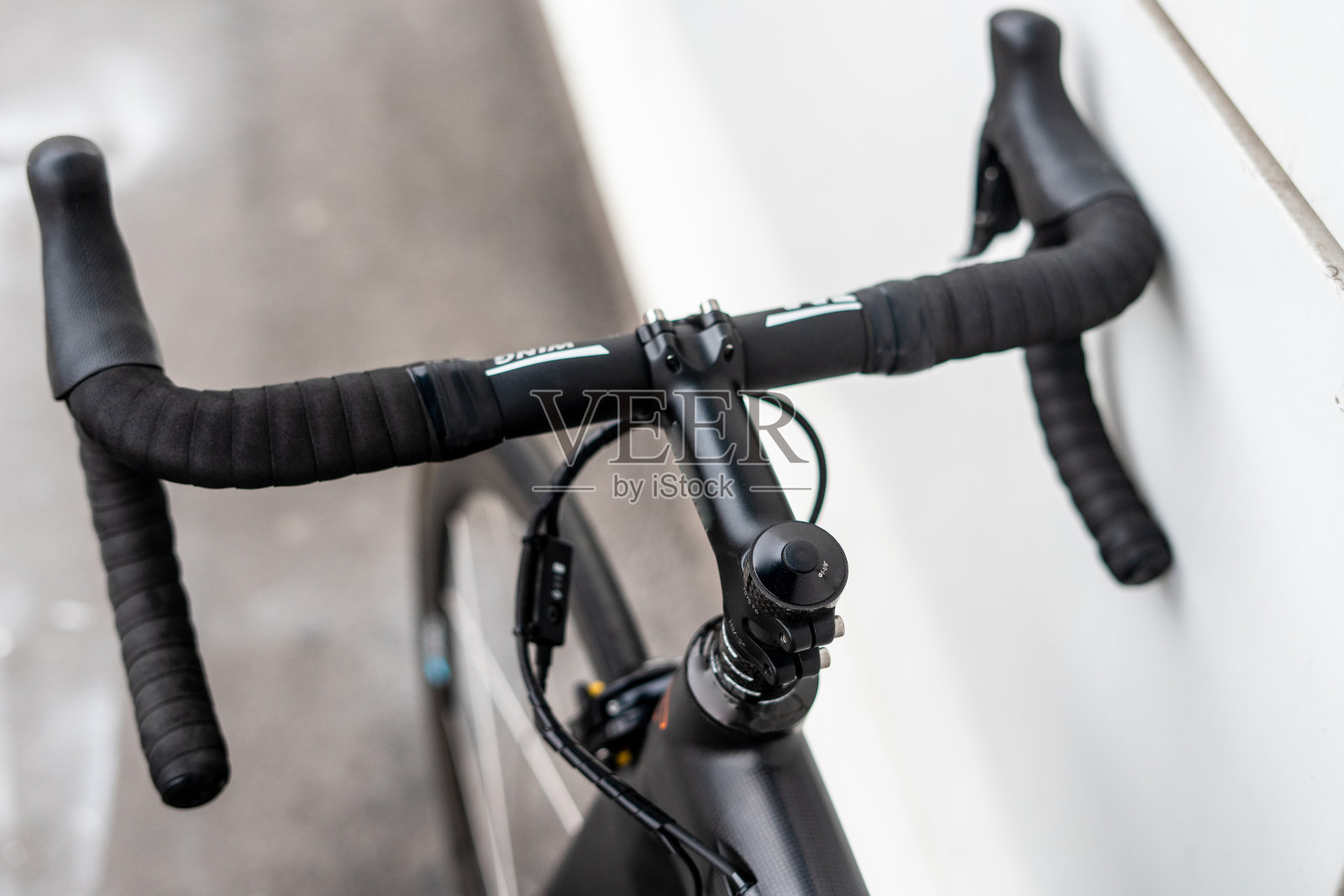 黑色公路自行车车把与制动杠杆和电缆照片摄影图片