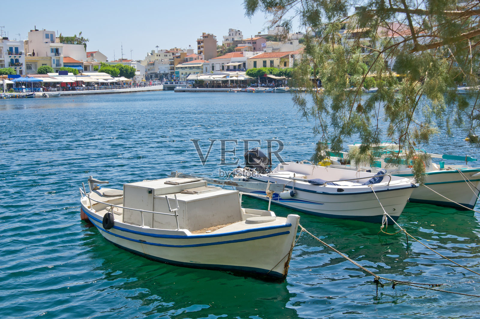 希腊克里特岛Aghios Nikolaos的Voulismeni湖上的小船照片摄影图片