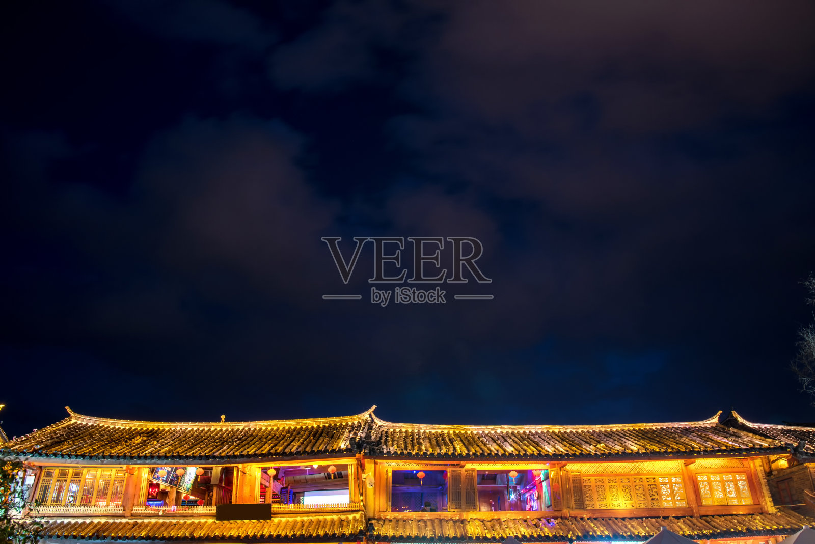 丽江古城晚上游人如注。照片摄影图片