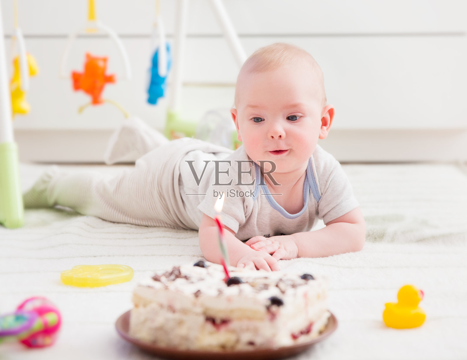 宝宝和蛋糕，庆祝生日的孩子，会爬的婴儿，家庭生活照片摄影图片