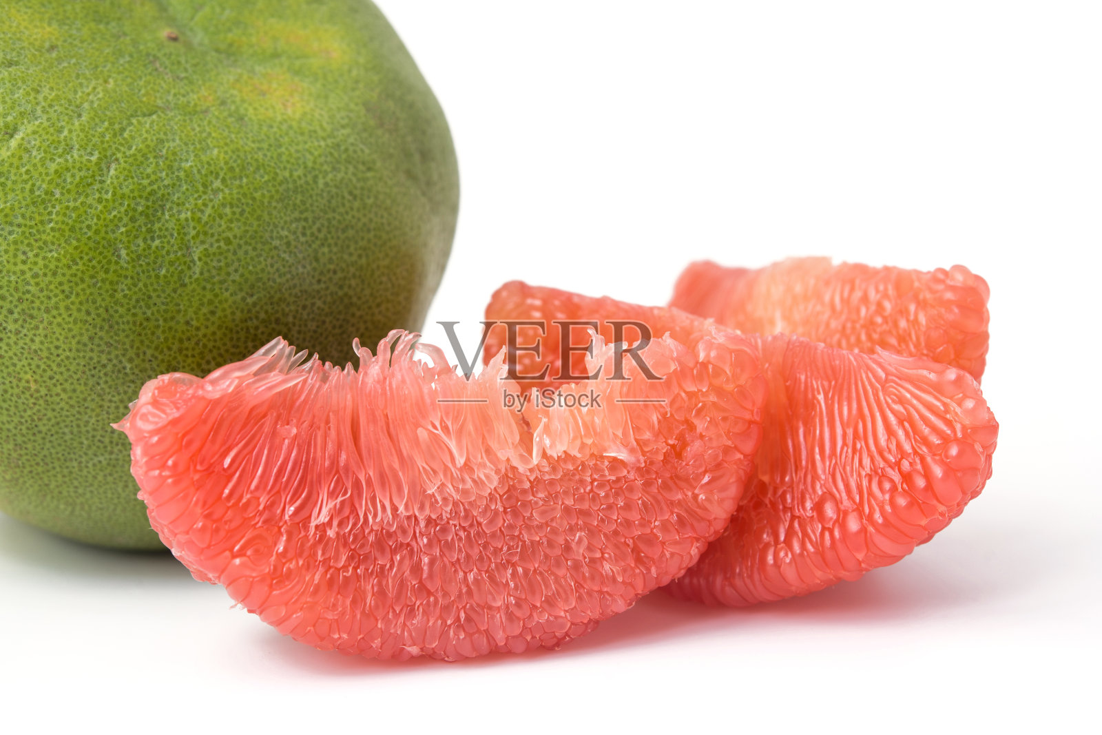 红色的柚子果肉果实孤立在白色的背景上照片摄影图片