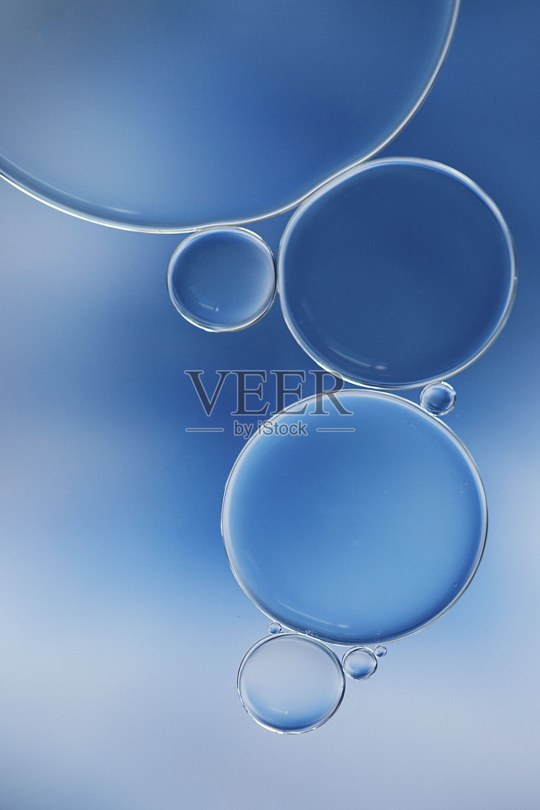 水和油的泡沫-肥皂蓝色的泡沫照片摄影图片