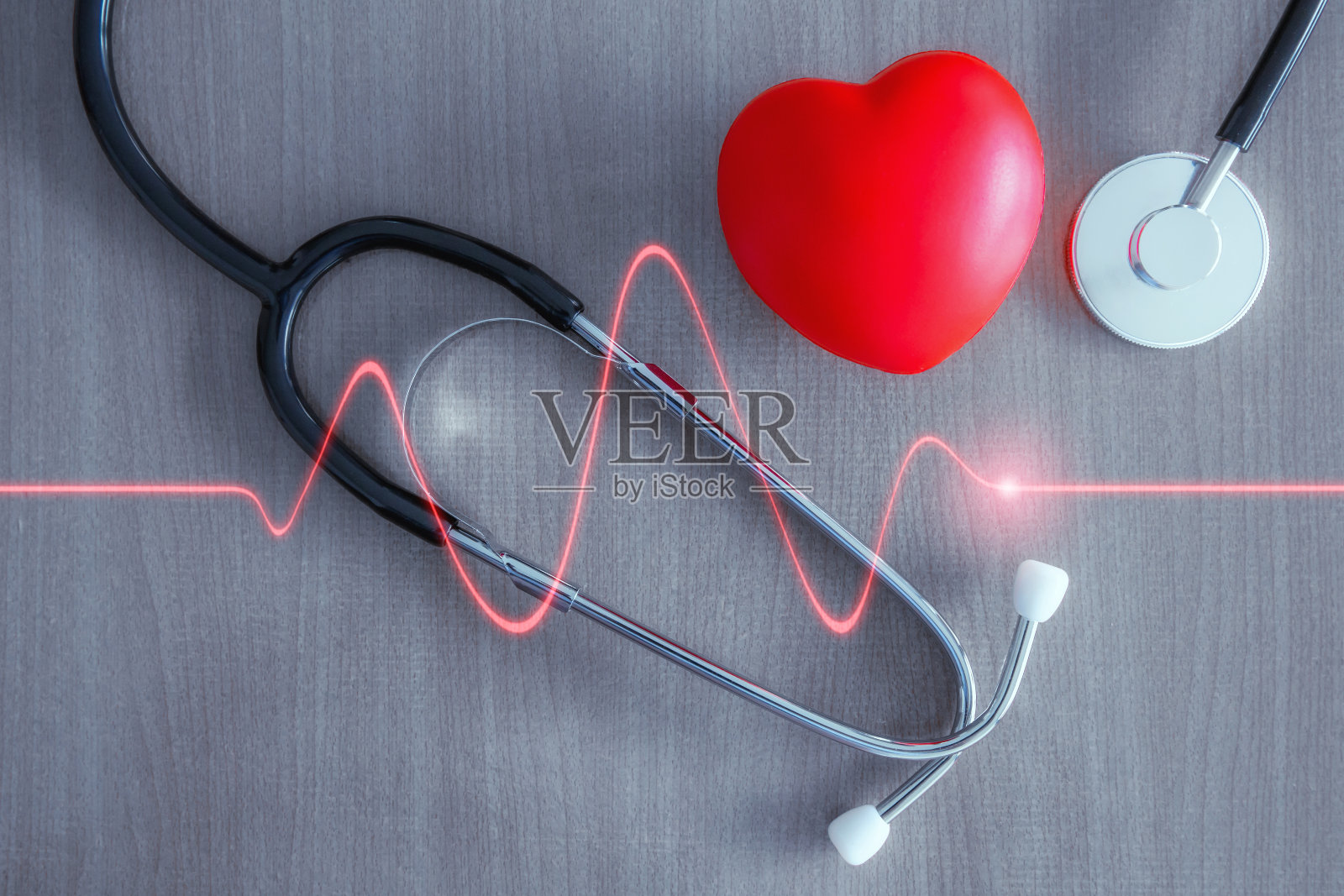 听诊器和红心带红光的心波。照片摄影图片