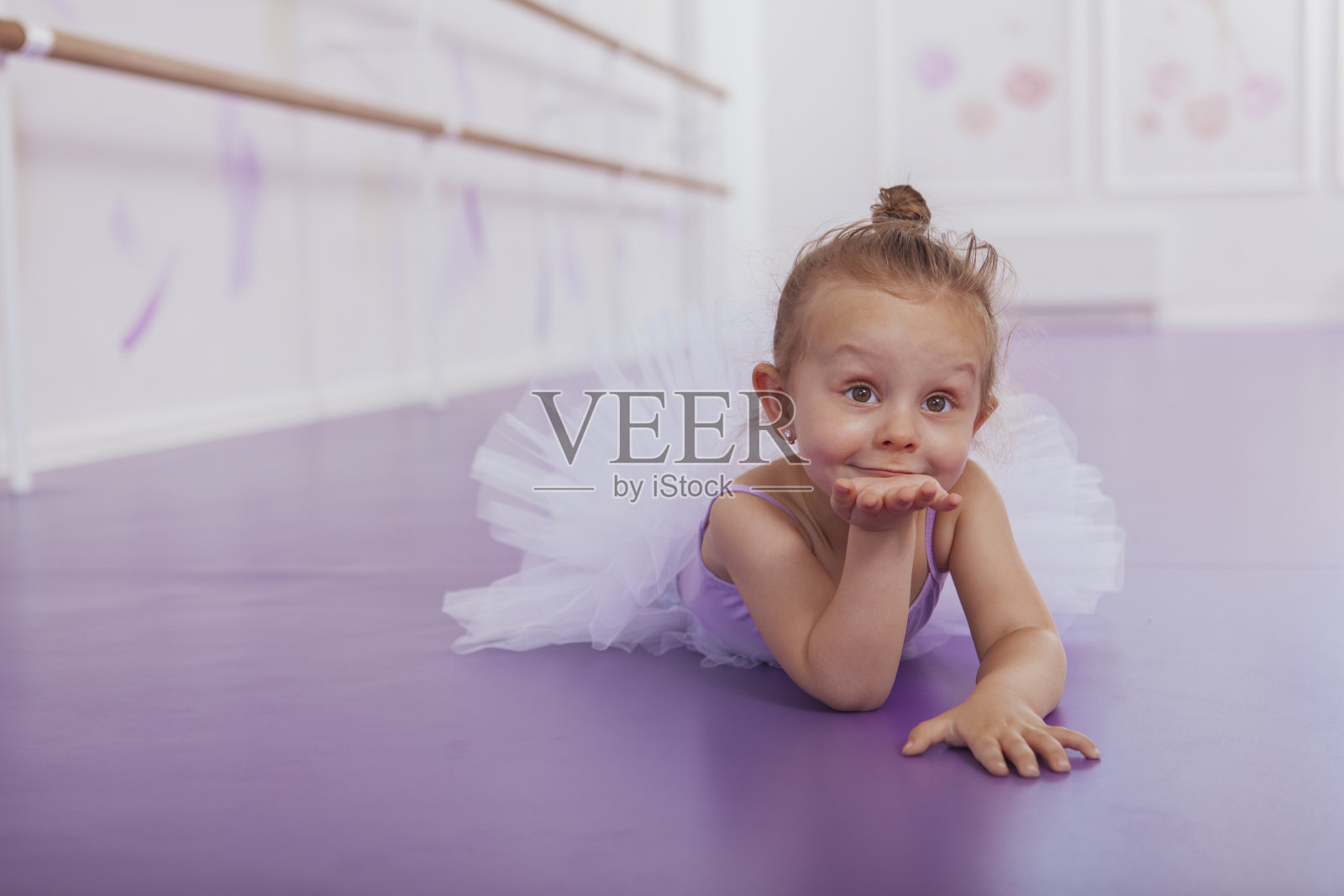 舞蹈学校里可爱的小芭蕾舞演员照片摄影图片