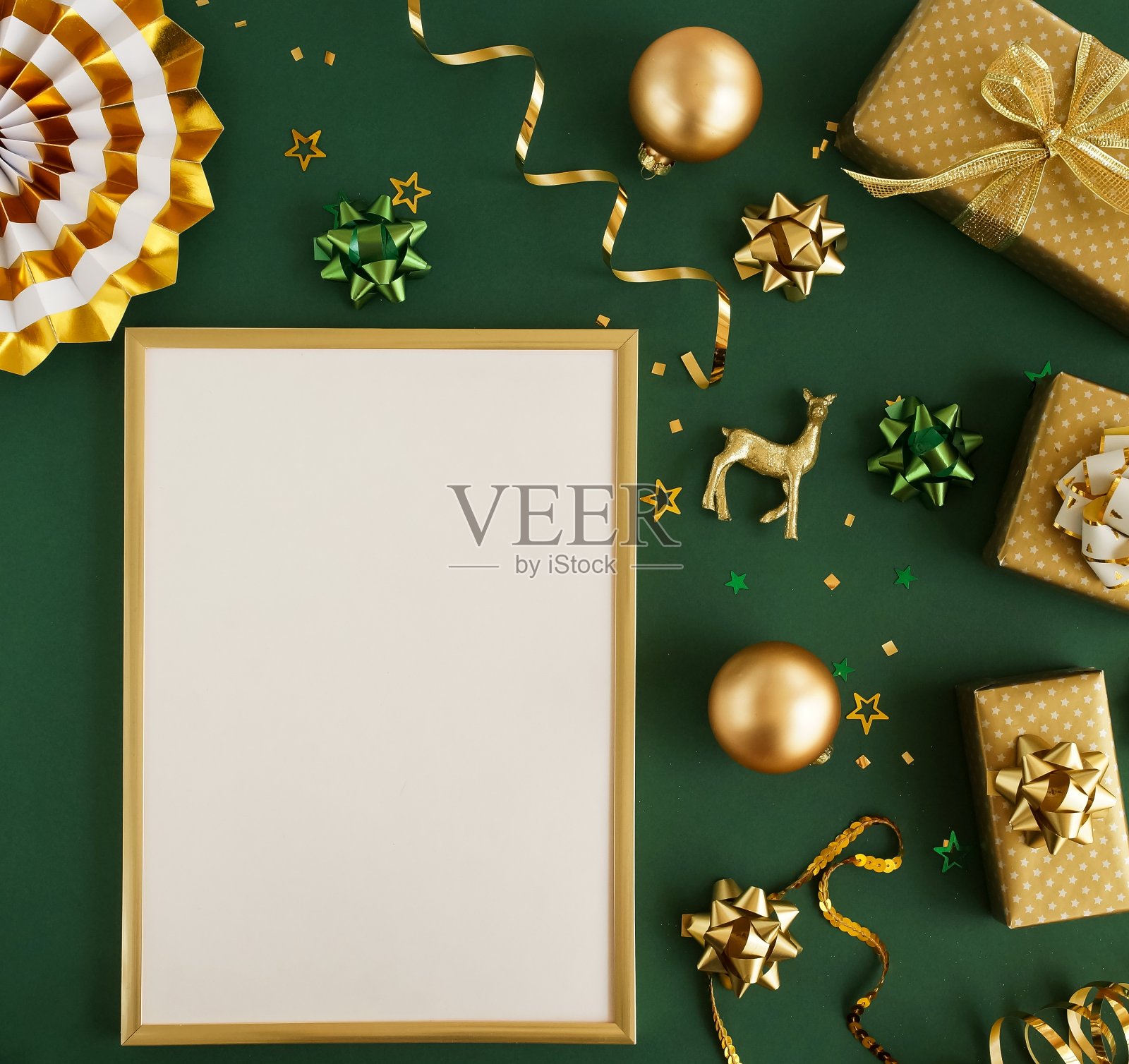 圣诞或新年框架装饰在金色深绿色的背景与空白的文本复制空间的框架模拟。明信片或邀请的假日和庆祝概念。俯视图照片摄影图片