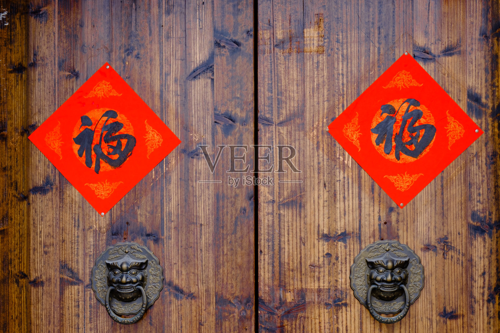 木门上写着中国祝福“福”字照片摄影图片