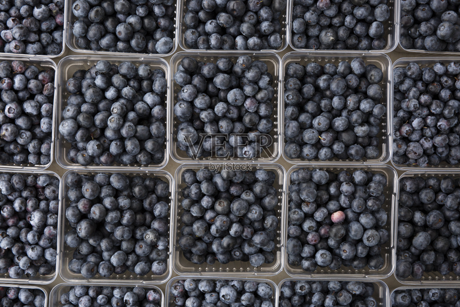 美丽的新鲜蓝莓在农贸市场的容器照片摄影图片