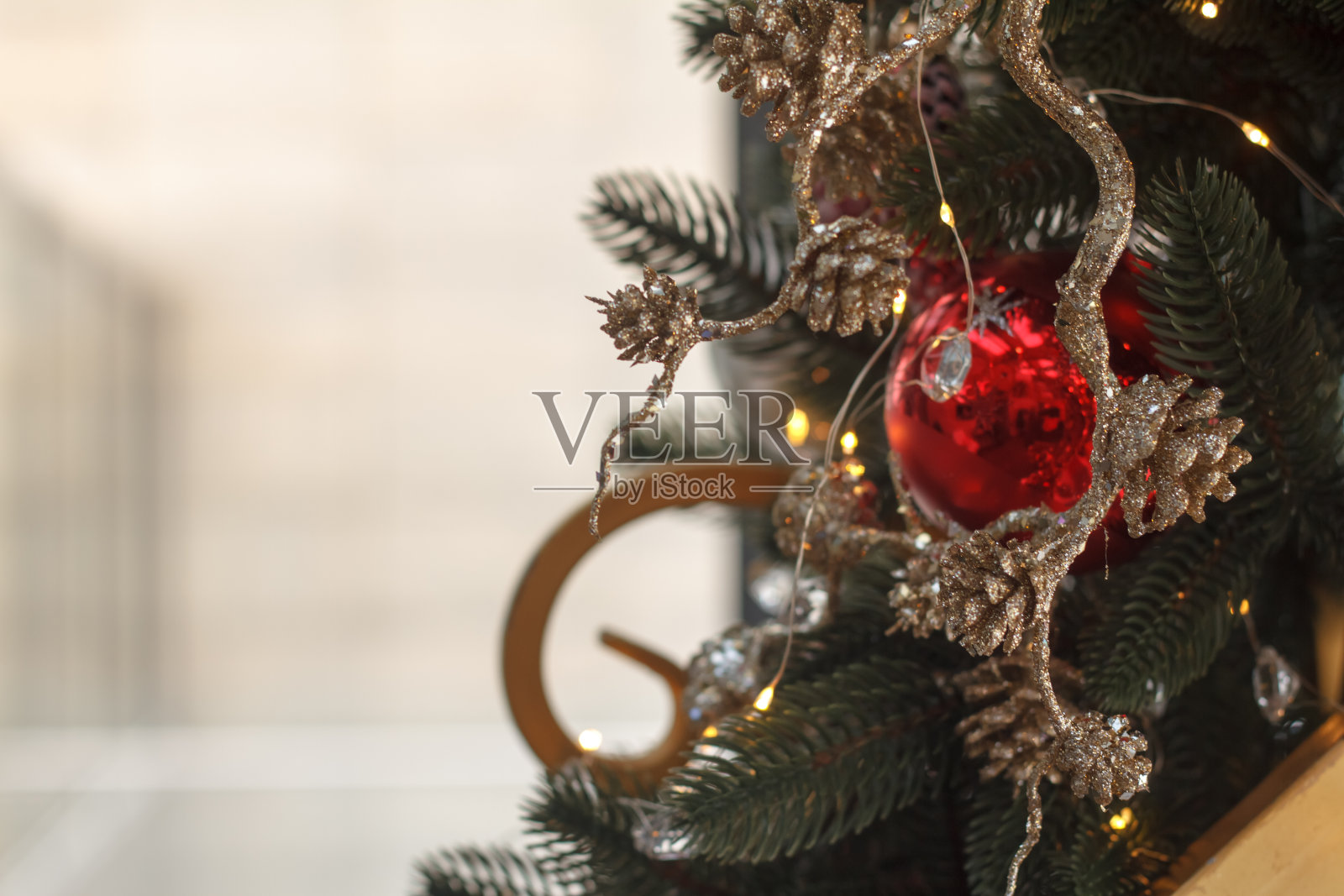 特写红色圣诞球和金色装饰圣诞树的树枝，选择性的焦点照片摄影图片