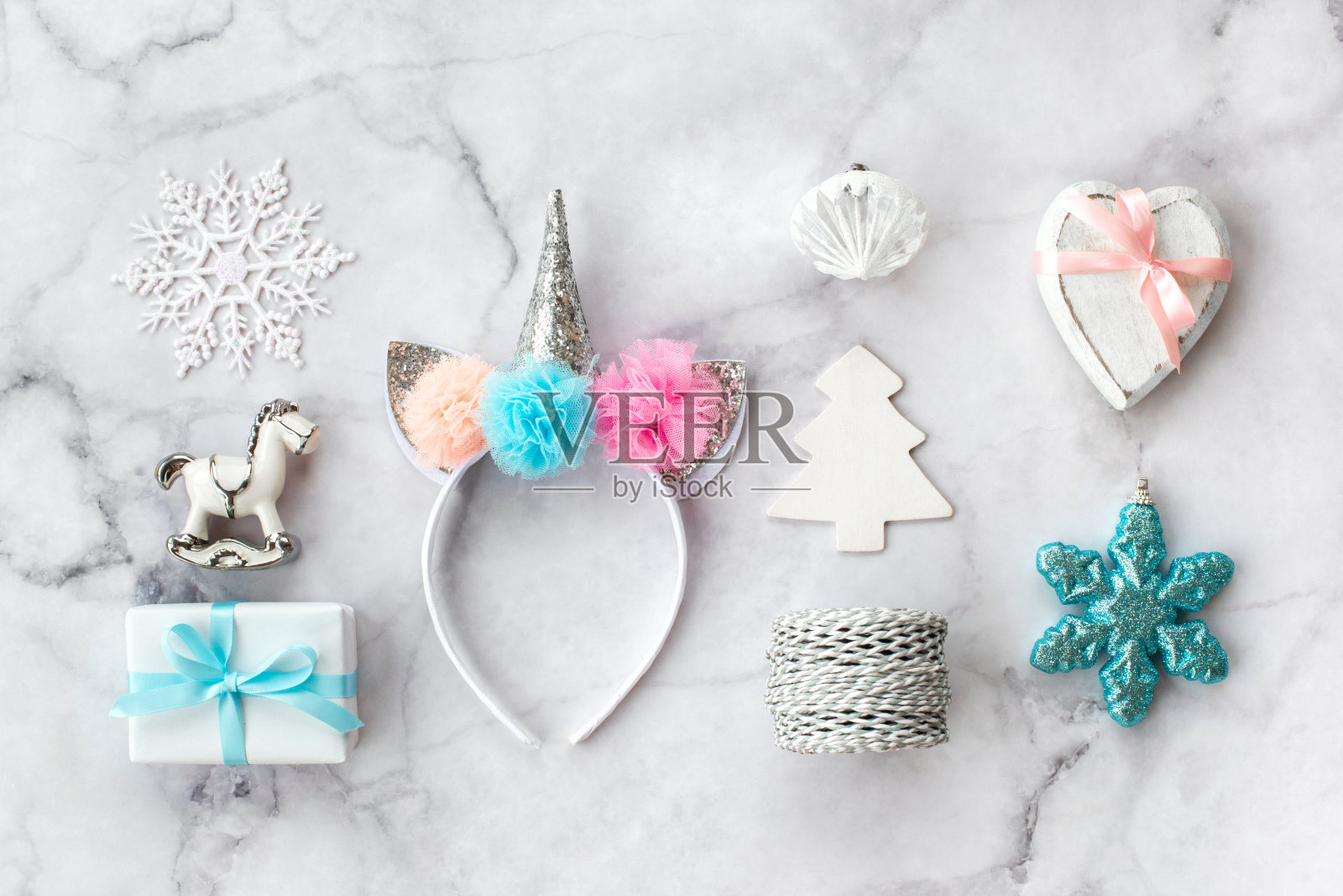 各种白色，粉色和蓝色圣诞装饰品:礼物和玩具大理石背景。俯视图，平放。插画图片素材