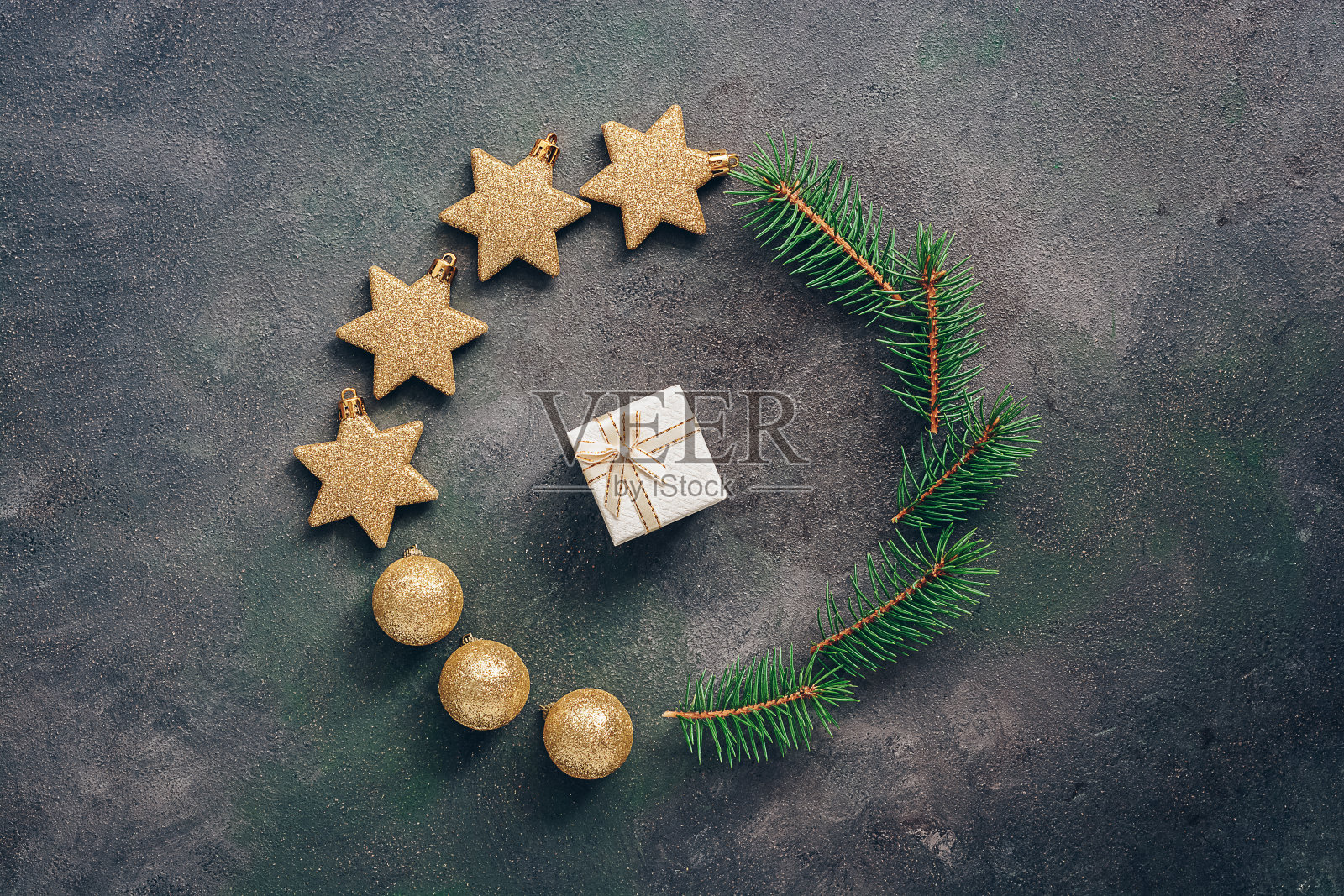 圣诞花圈的圣诞球，星星，树枝和礼物盒在一个黑暗的乡村背景。美丽的节日背景，俯视图。照片摄影图片