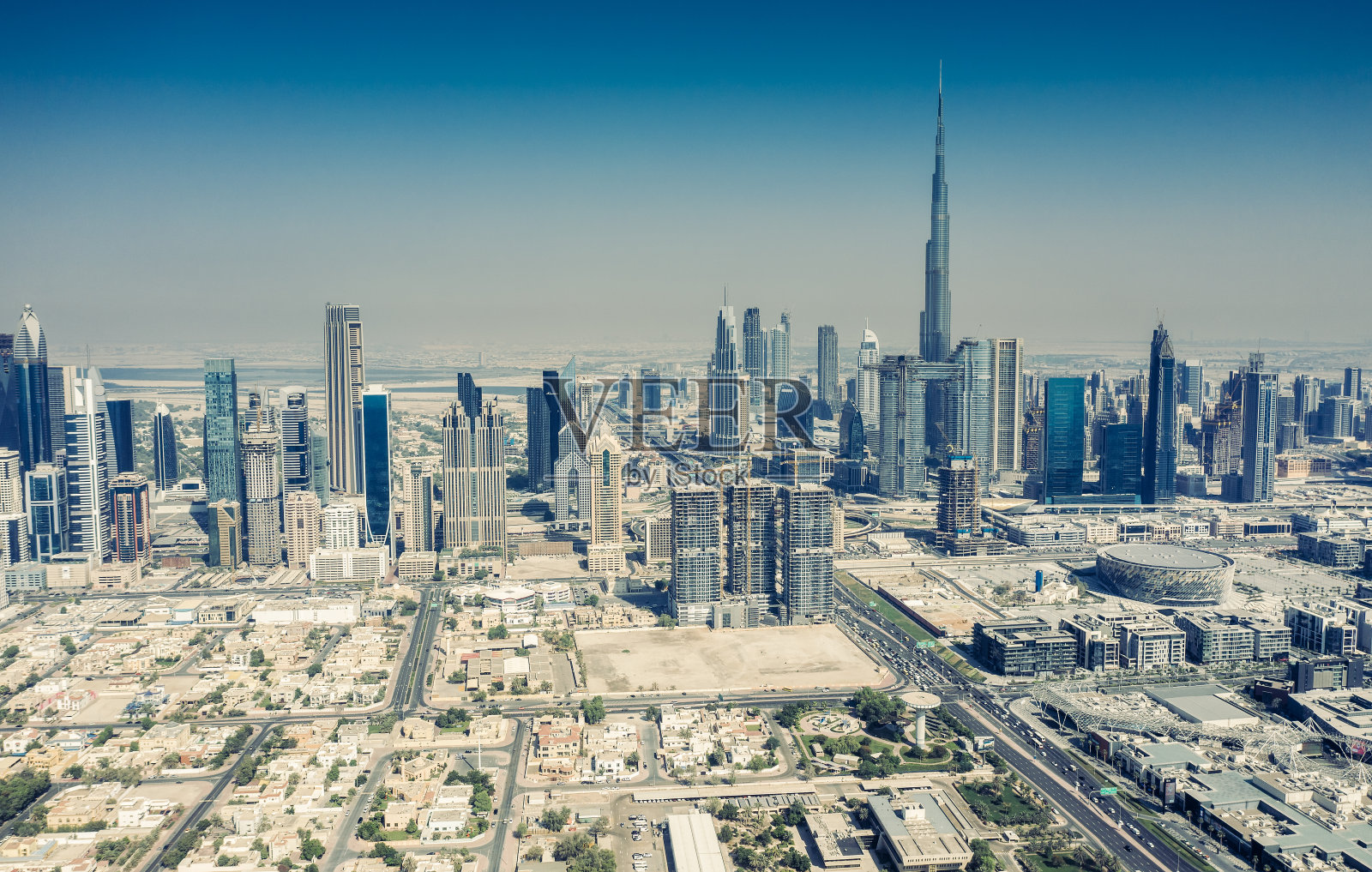 阿联酋迪拜的摩天大楼鸟瞰图，在一个夏天的一天照片摄影图片