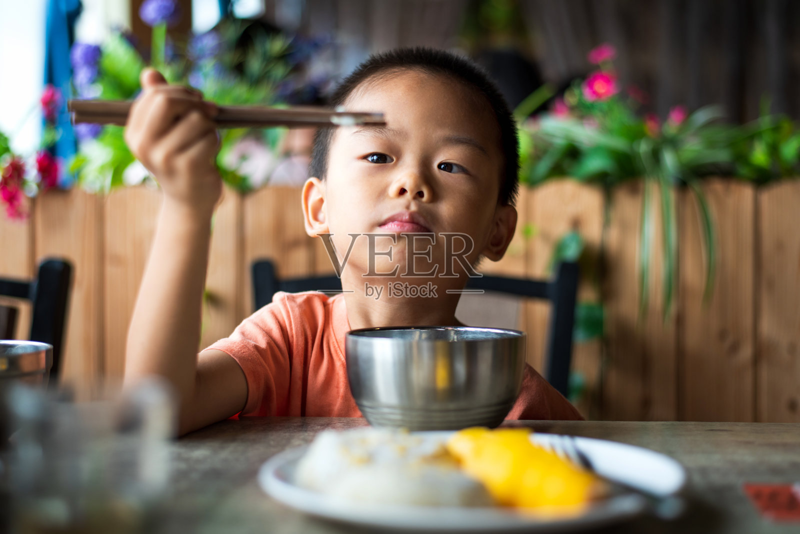 亚洲小孩在餐厅吃午饭照片摄影图片