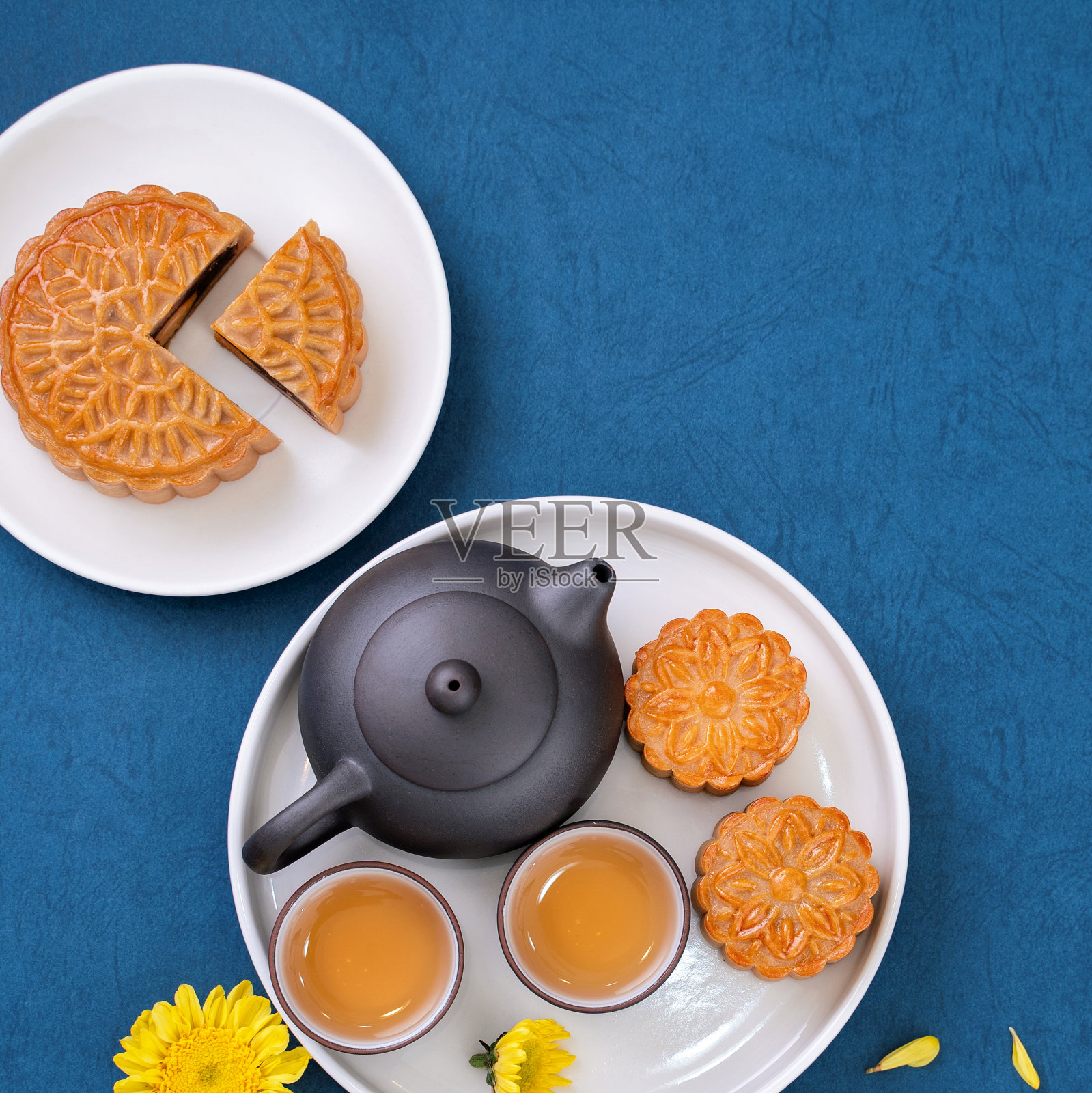 简约的月饼布局以蓝色背景为中秋节，创意食品设计理念。照片摄影图片