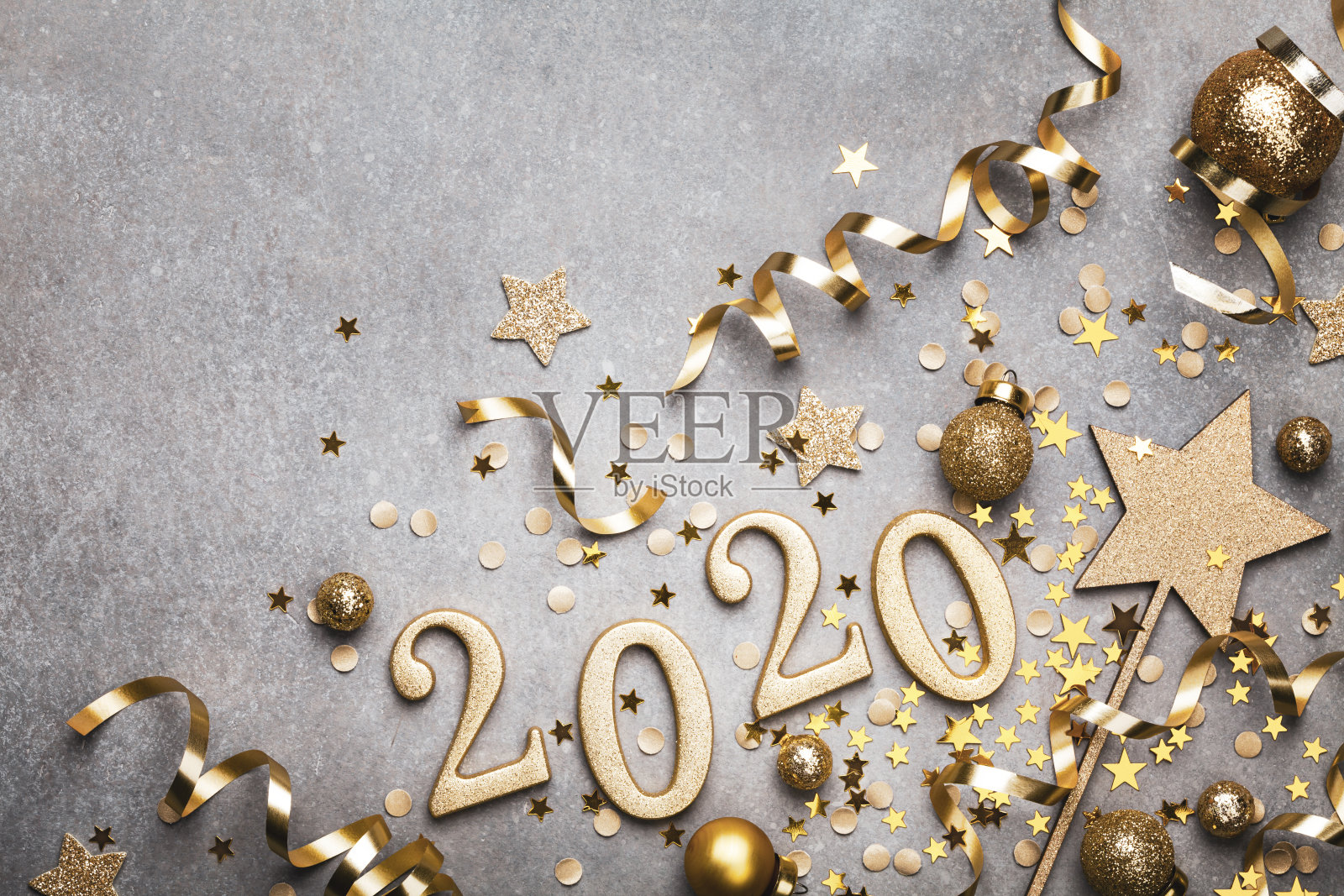 假日背景与金色圣诞装饰和2020年数字和五彩缤纷的星星俯视图。照片摄影图片