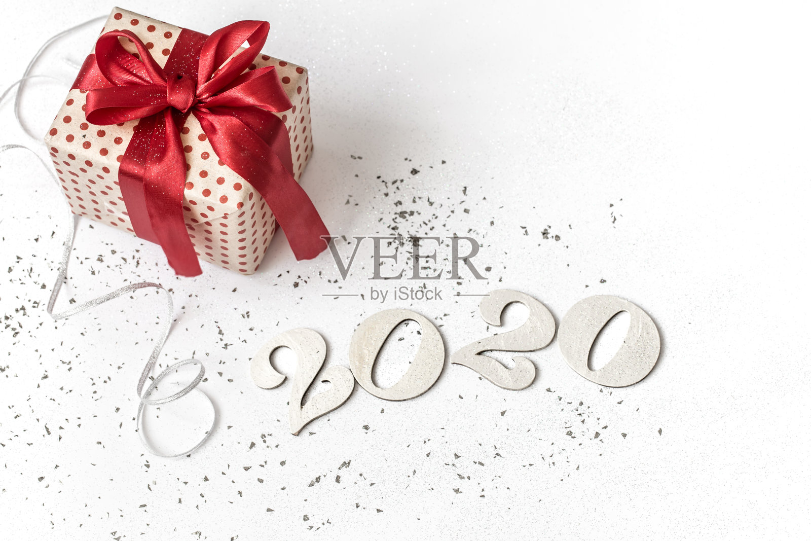 2020年新年白色节日背景与礼物照片摄影图片