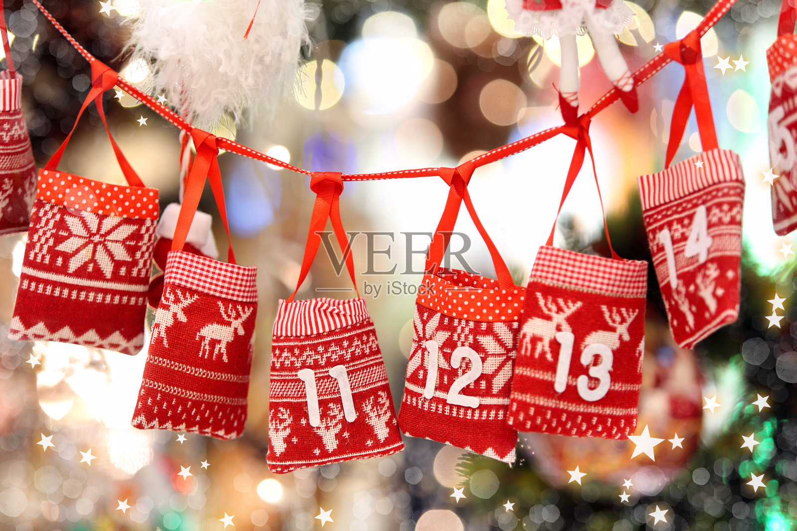 圣诞装饰在市场摊位与小袋作为降临节日历照片摄影图片