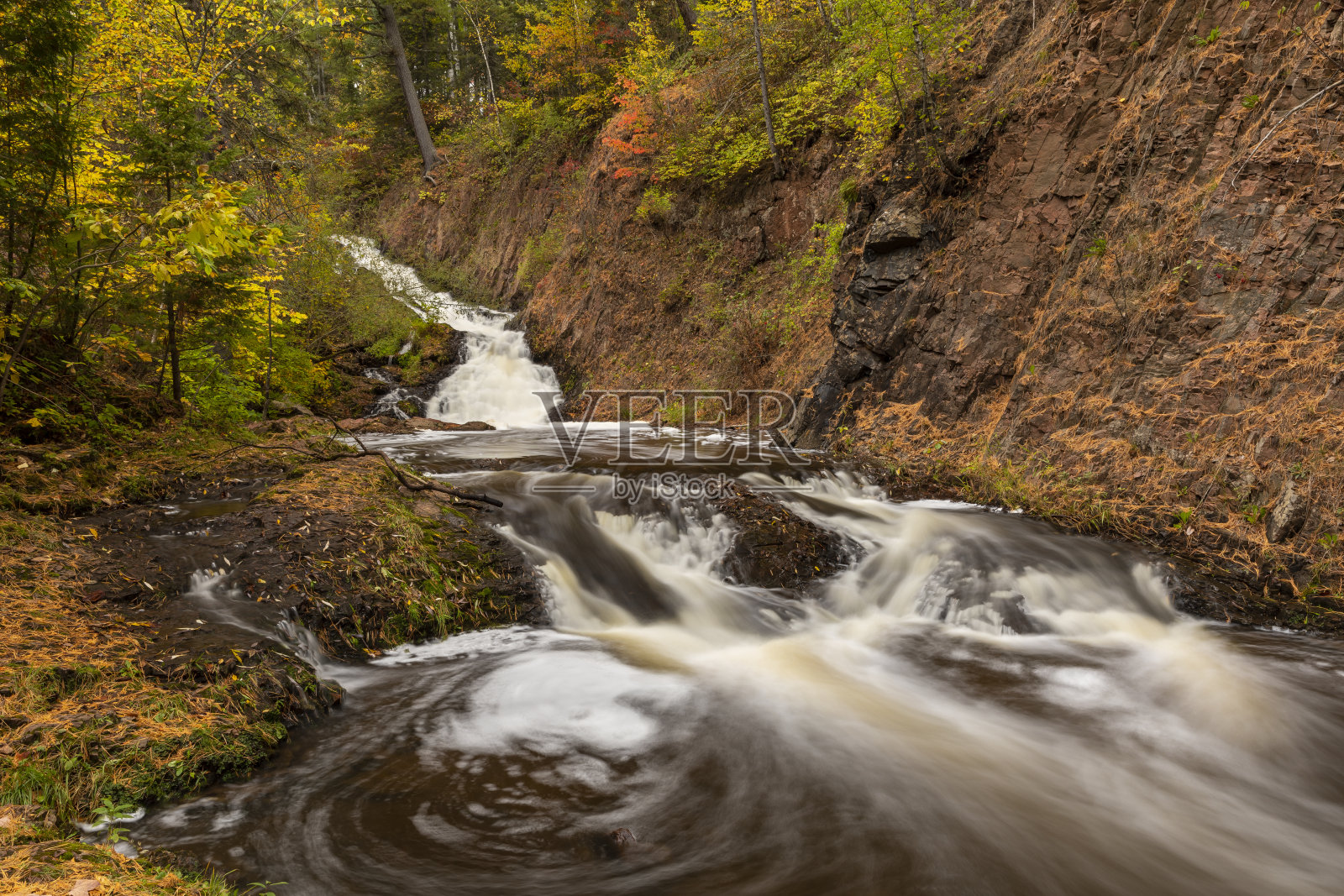 秋天的Tischer小溪瀑布照片摄影图片