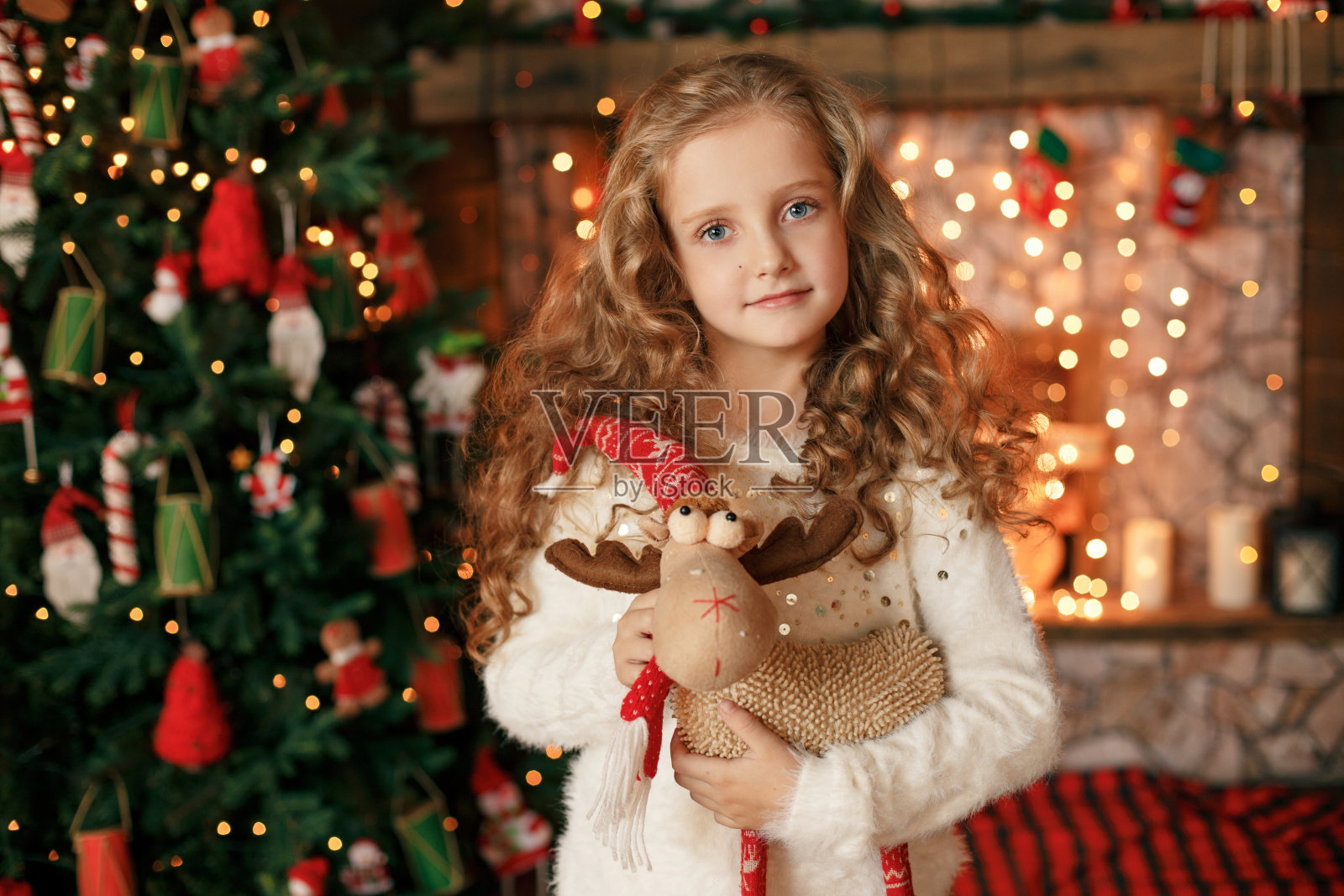 快乐的小女孩的背景圣诞装饰品和礼物照片摄影图片