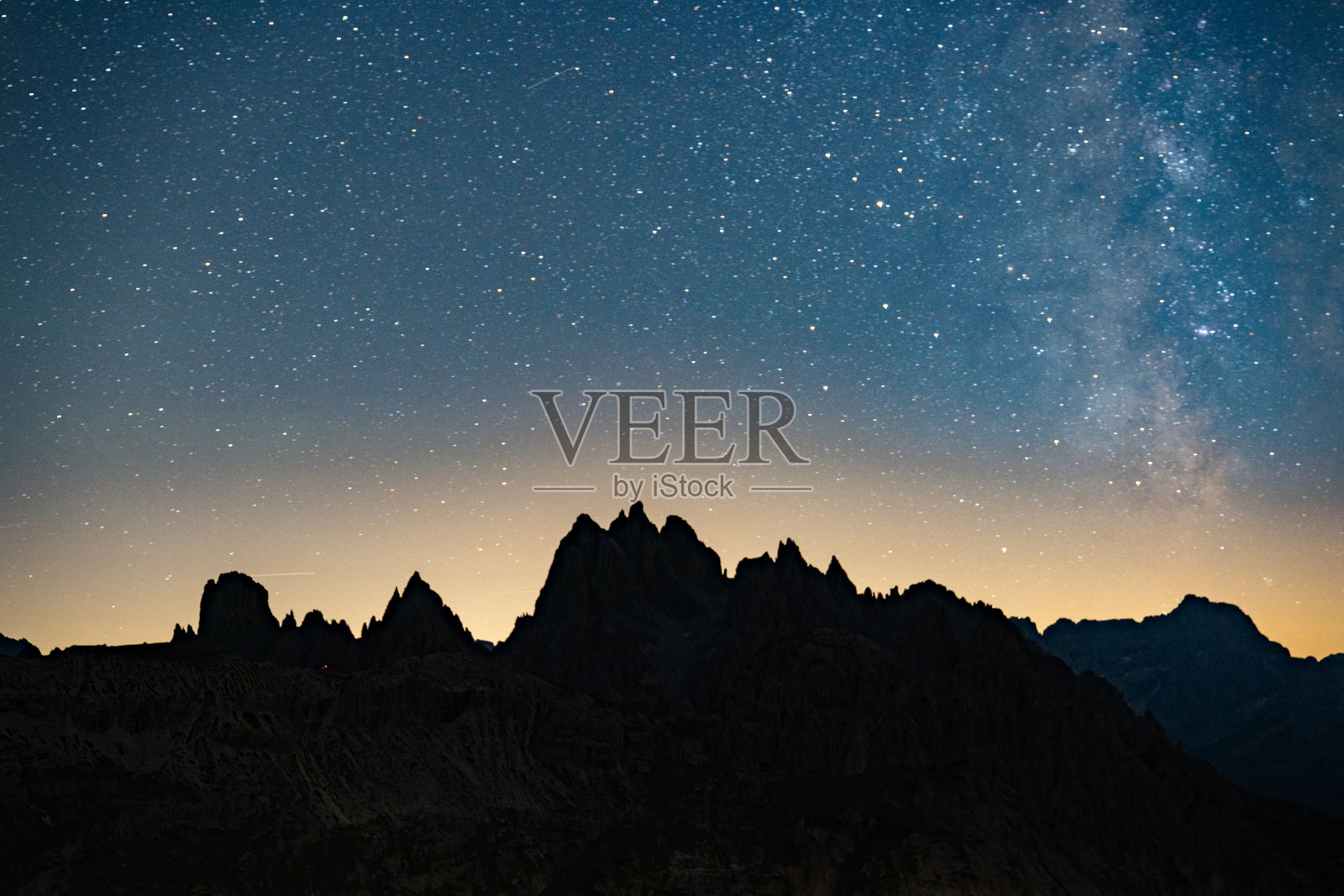 意大利阿尔卑斯山脉附近拉瓦雷多的星夜。照片摄影图片