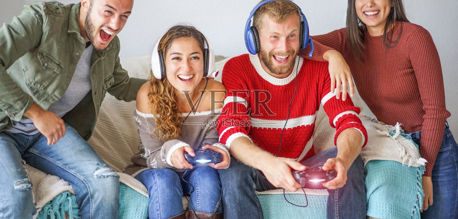 一群年轻的朋友玩视频游戏流在线-快乐的人有乐趣与新的控制台趋势技术-技术，青年概念，冬季假期，-关注正确的夫妇照片摄影图片