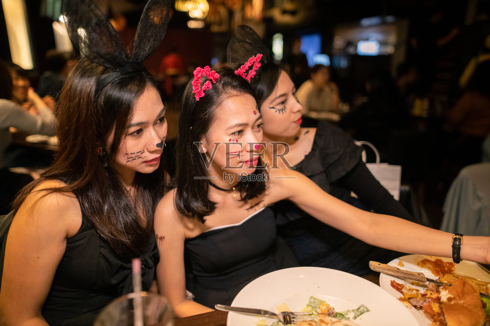 在万圣节派对上，亚洲女性穿着万圣节服装自拍照片摄影图片