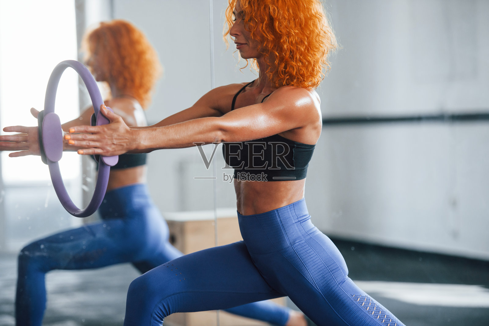 有特殊设备。喜欢运动的红发女孩白天去健身房健身。肌肉发达的身体类型照片摄影图片