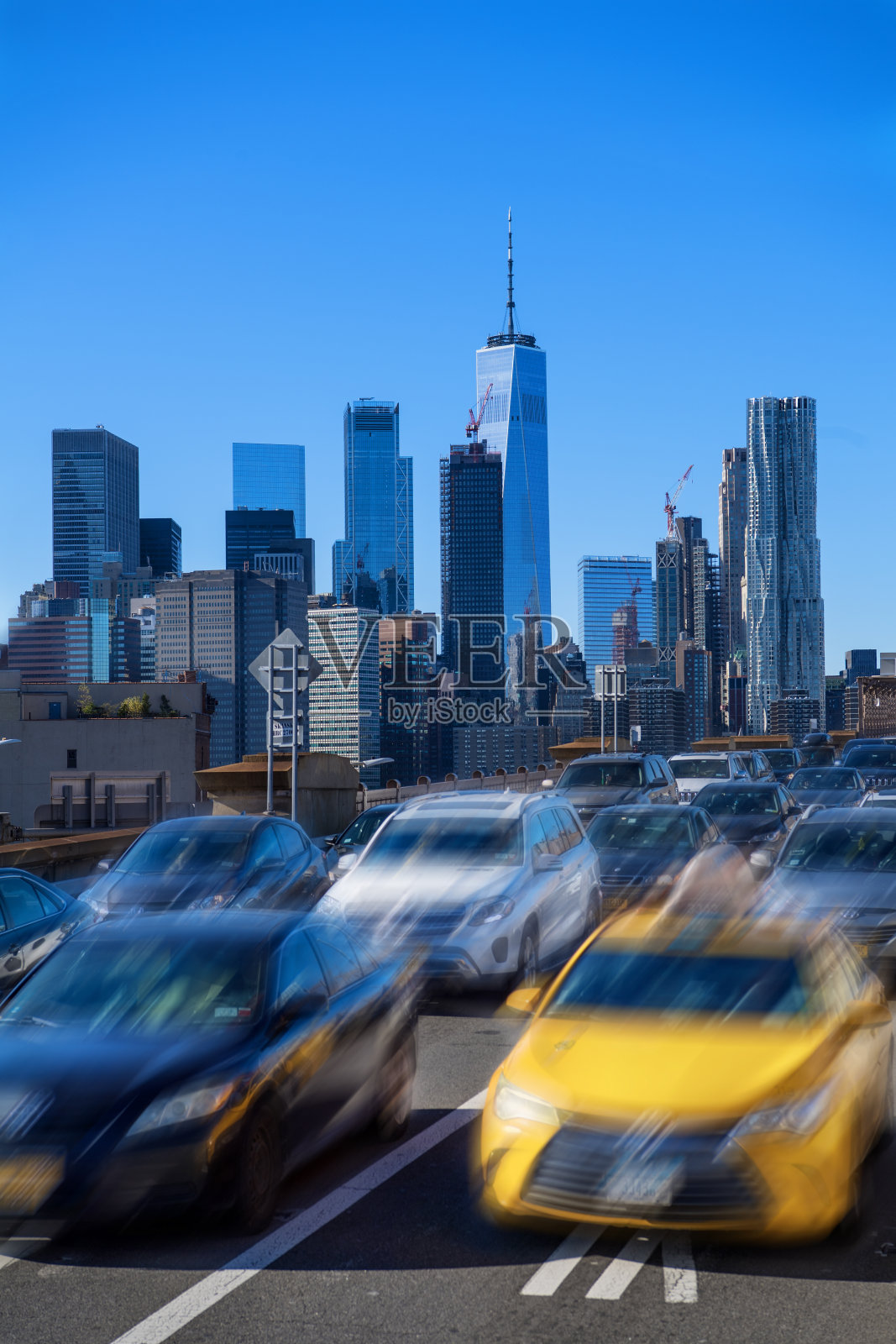 以曼哈顿市中心为背景的交通景观照片摄影图片