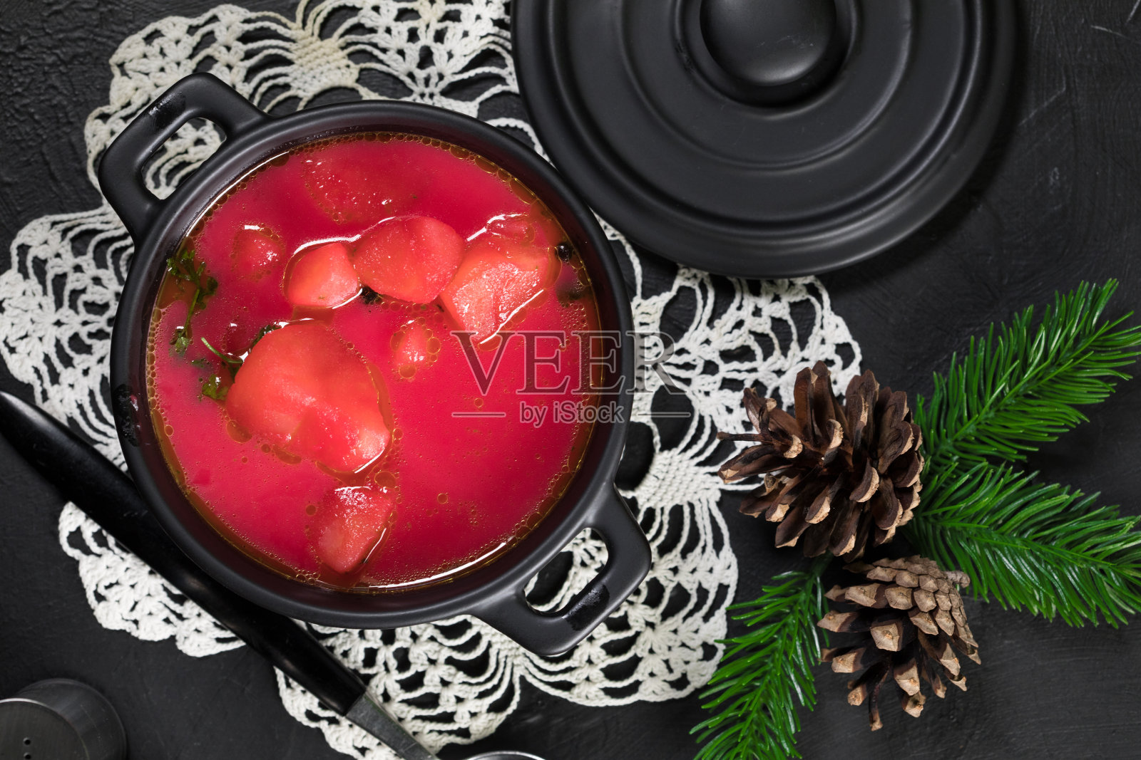 碗里的红色罗宋汤。照片摄影图片