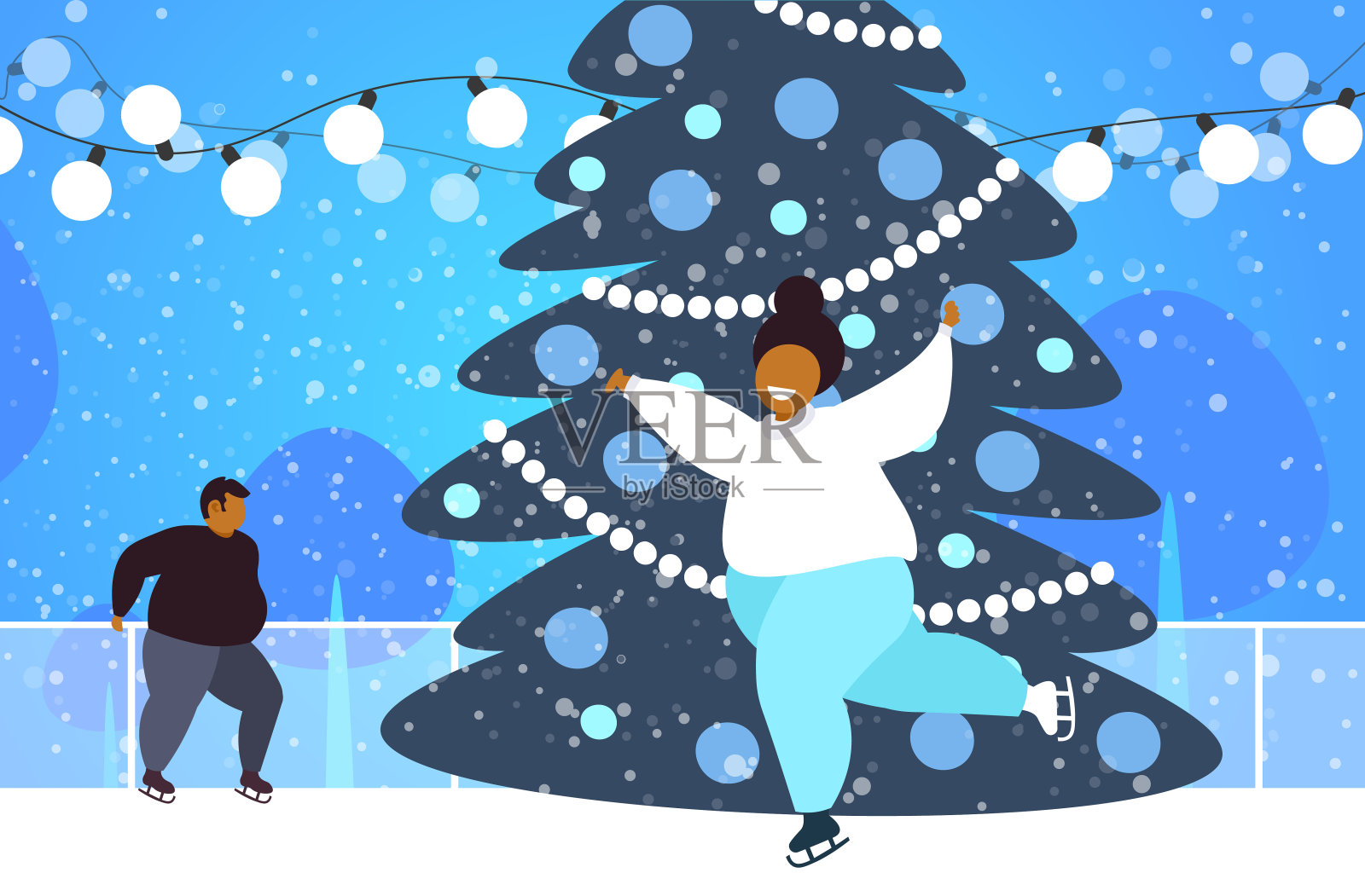 胖夫妇在溜冰场与冷杉树快乐的圣诞节新年假期概念超重的非洲裔美国男人女人花时间在一起的全部长度水平插画图片素材
