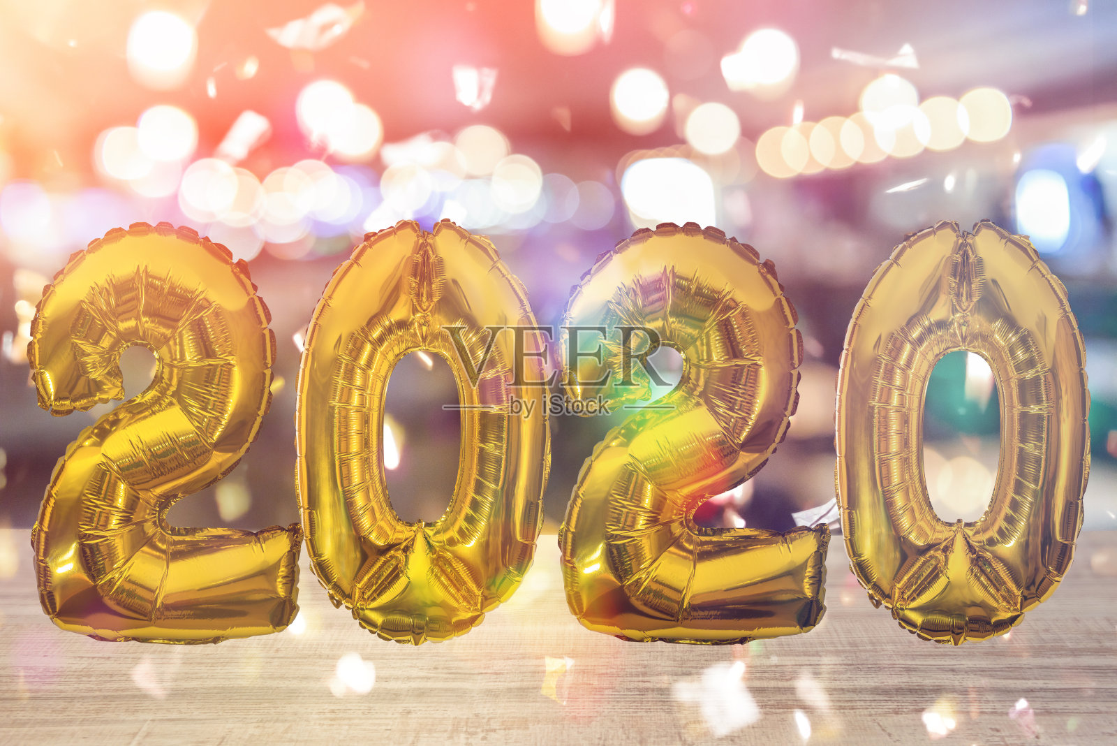 2020年数字的金箔气球上模糊的抽象背景照片摄影图片