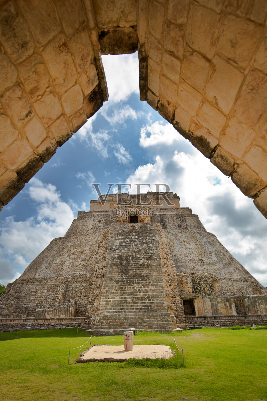 墨西哥尤卡坦半岛尤克斯马尔遗址的玛雅魔术师金字塔照片摄影图片