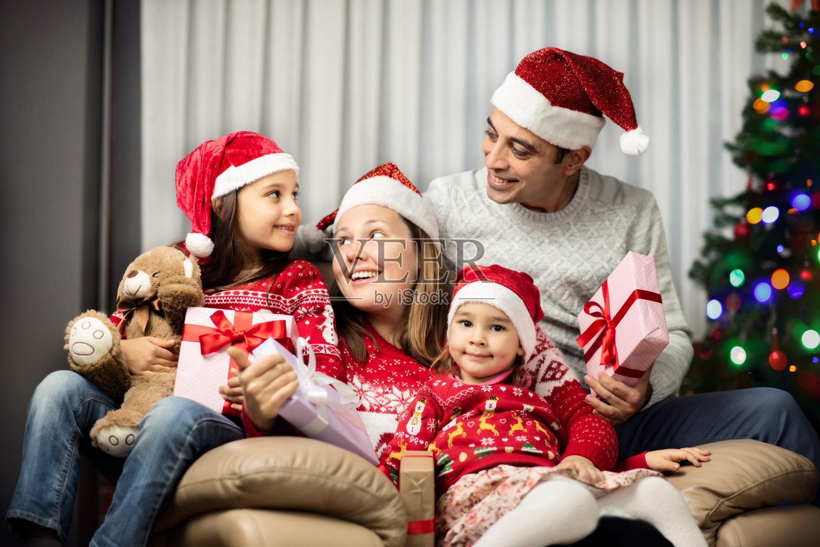 快乐的家庭与孩子庆祝圣诞节晚上在家里照片摄影图片