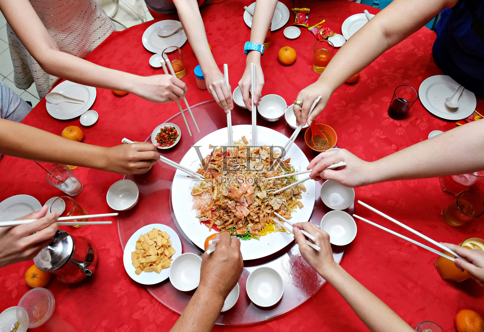余生抛春，也被Yee Sang称为中国新年美食的繁荣抛庆祝活动照片摄影图片