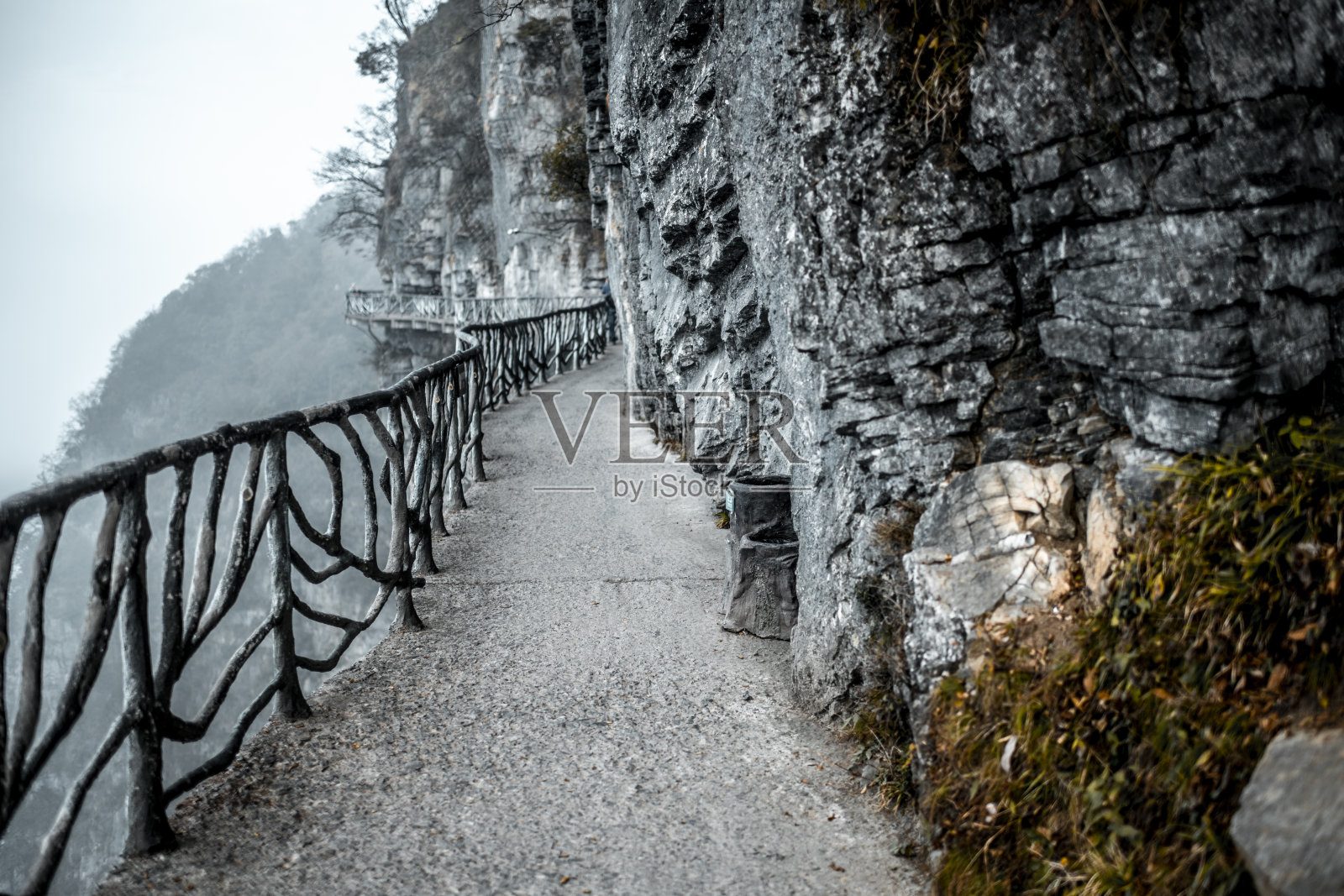A hanging walkway mounted on the side of a steep mountain wall in Tianmen Shan (天门山), Zhangjiajie (张家界), China照片摄影图片